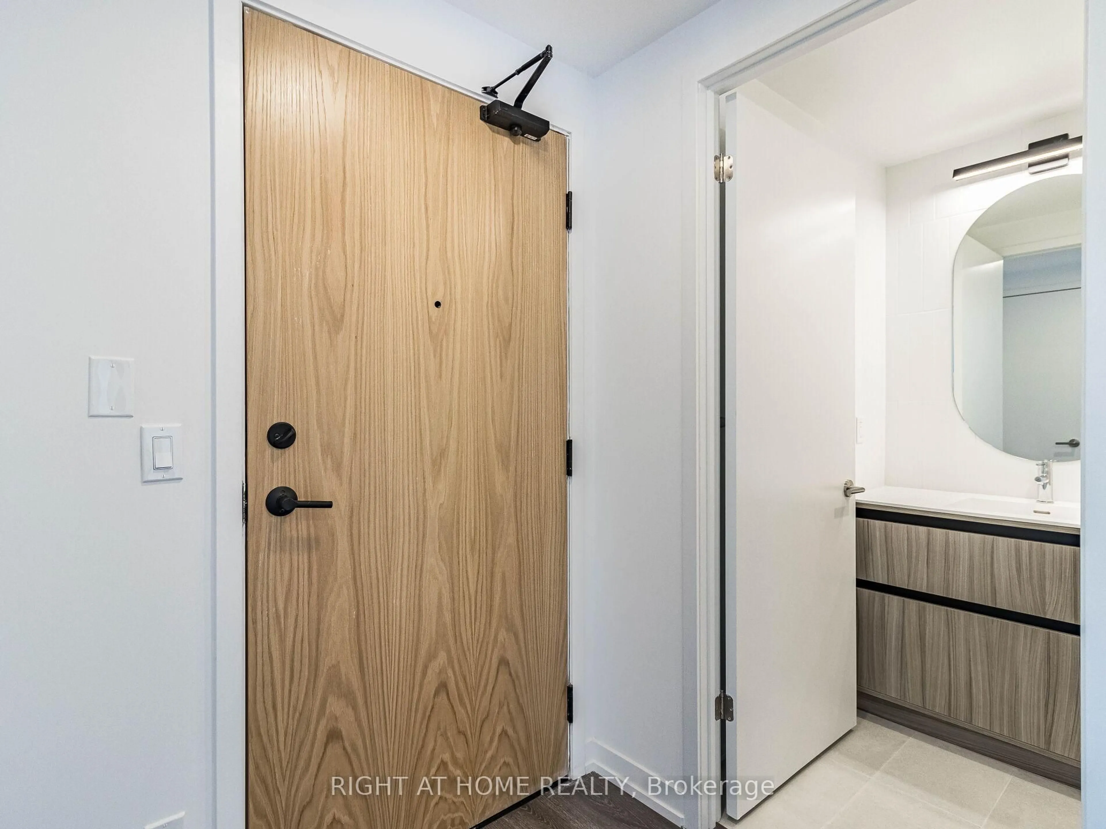 Indoor entryway for 7950 bathurst St #203, Vaughan Ontario L4J 0L4