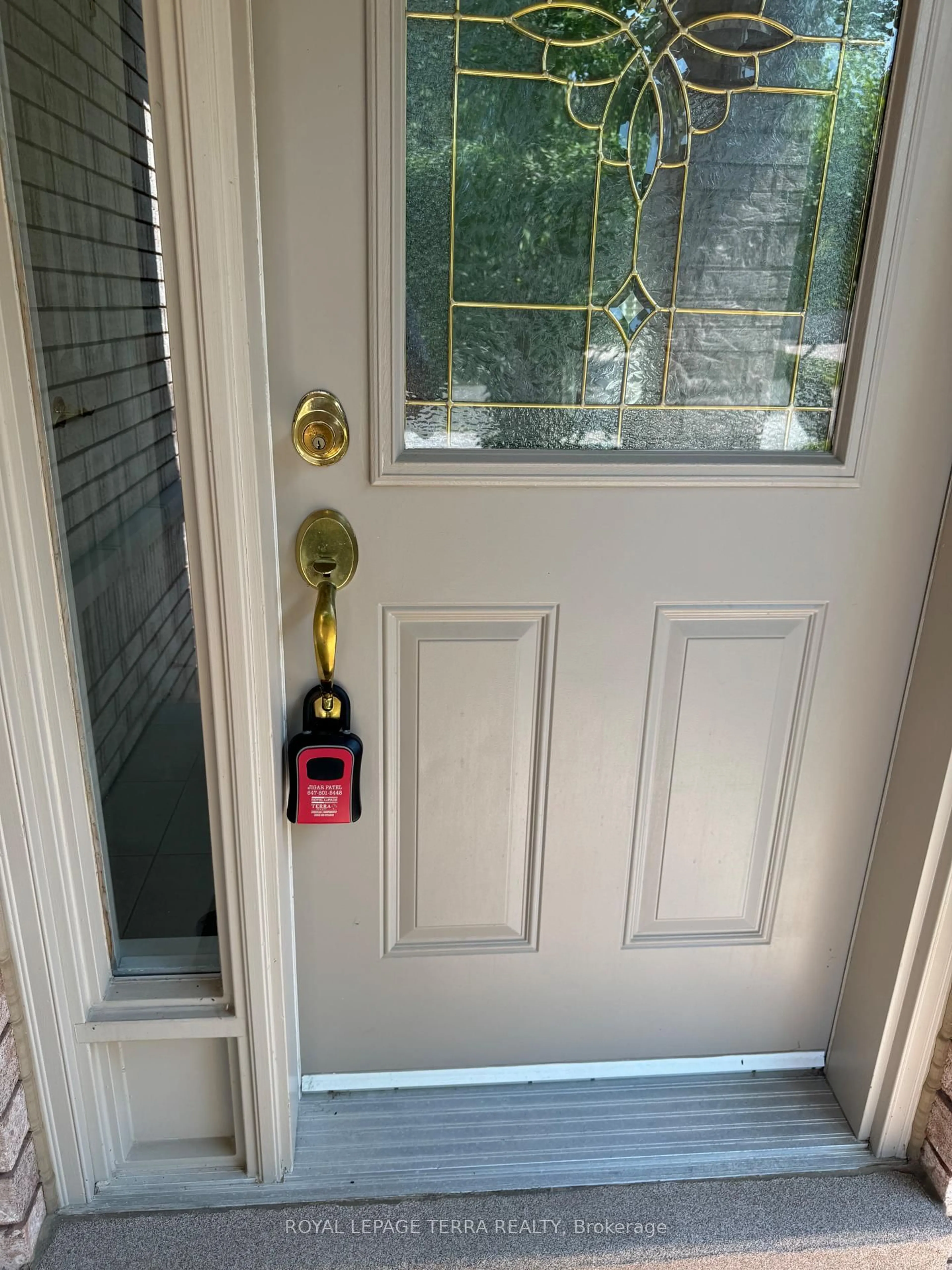 Indoor entryway for 13 Montebello Terr, New Tecumseth Ontario L9R 2H4