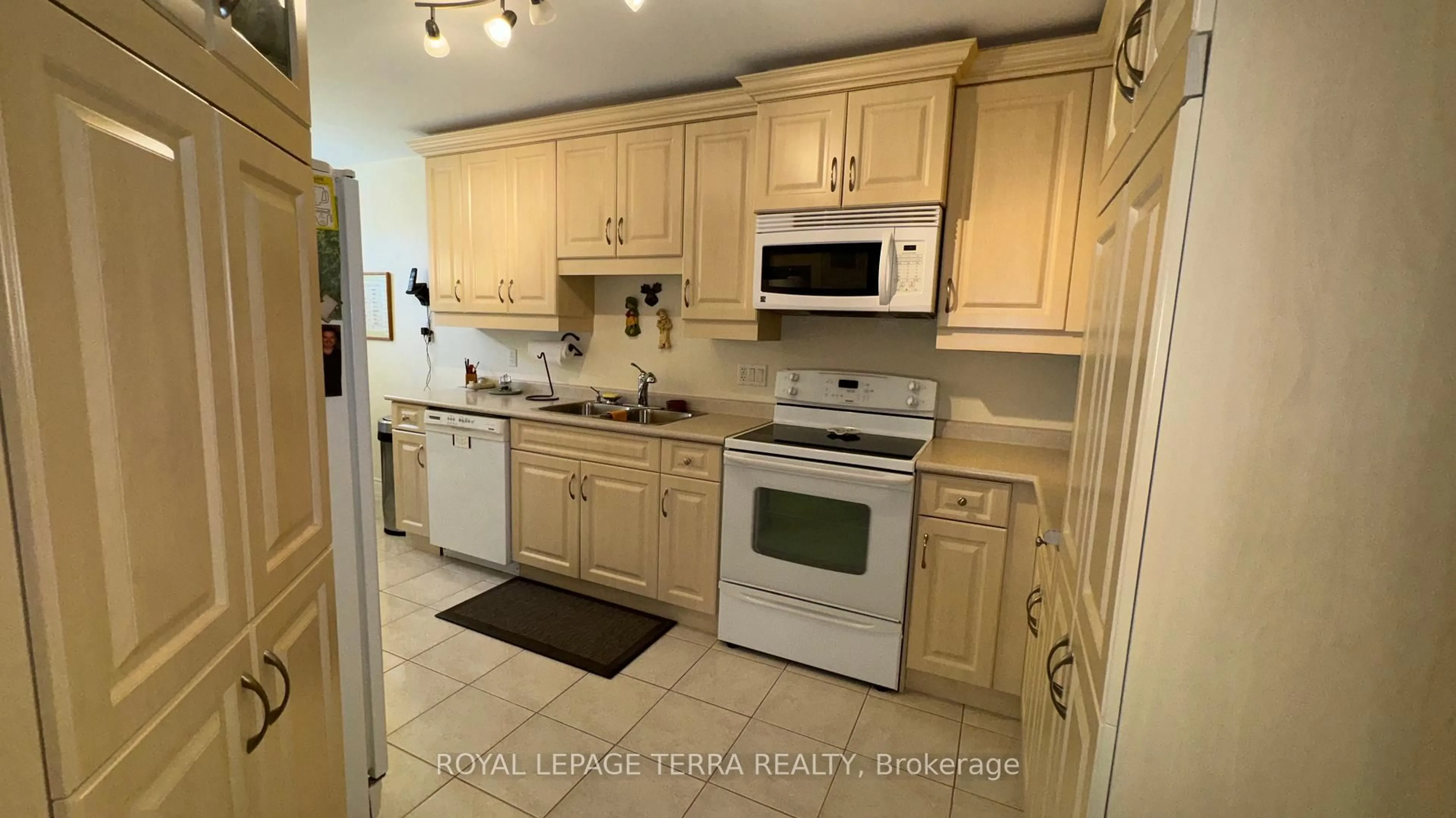 Standard kitchen, unknown for 13 Montebello Terr, New Tecumseth Ontario L9R 2H4