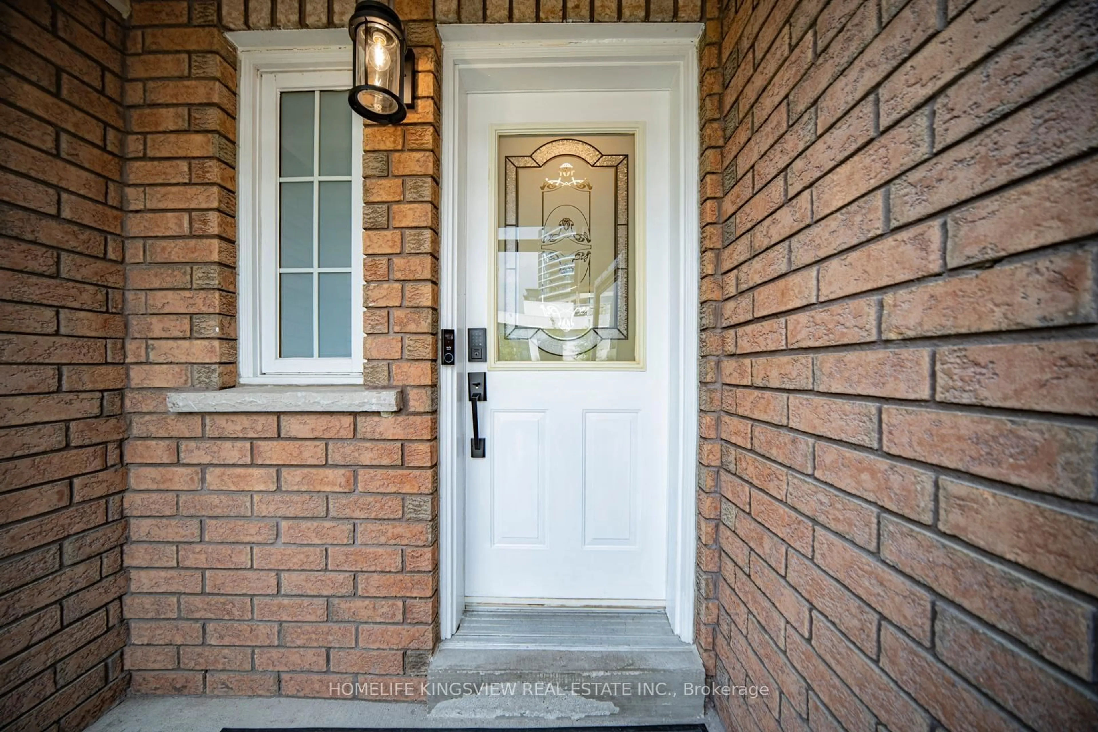 Indoor entryway for 142 Lindenshire Ave, Vaughan Ontario L6A 2N5