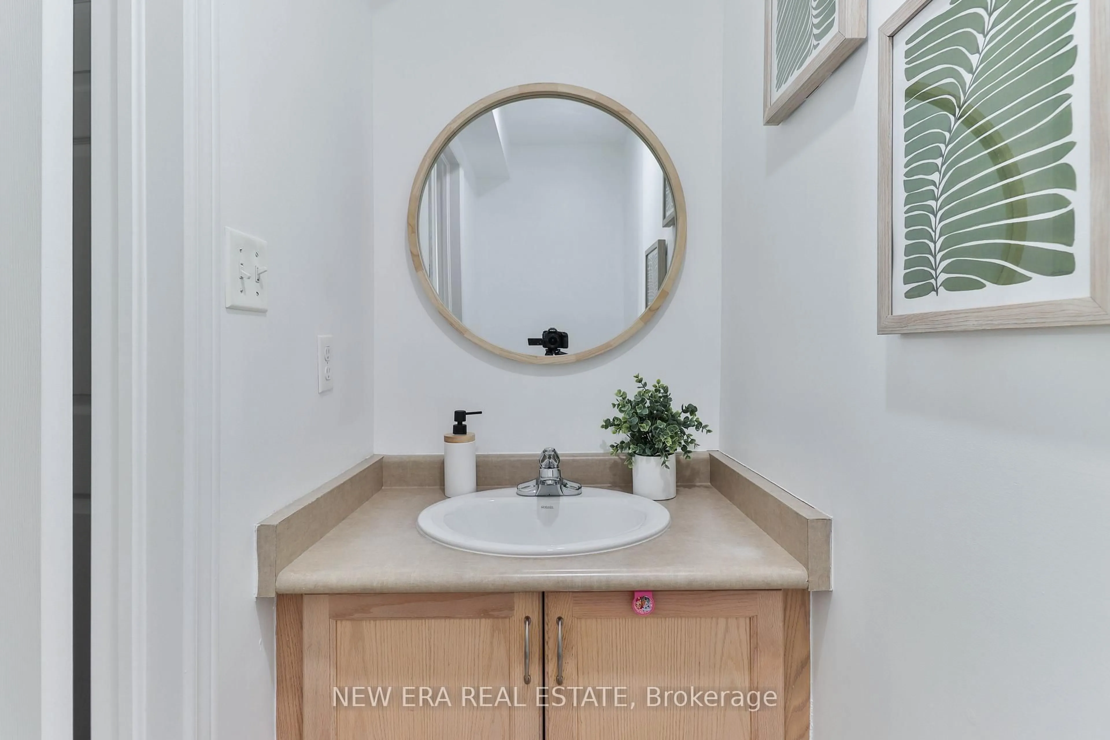 Standard bathroom, ceramic/tile floor for 331 Davos Rd, Vaughan Ontario L4H 0M8