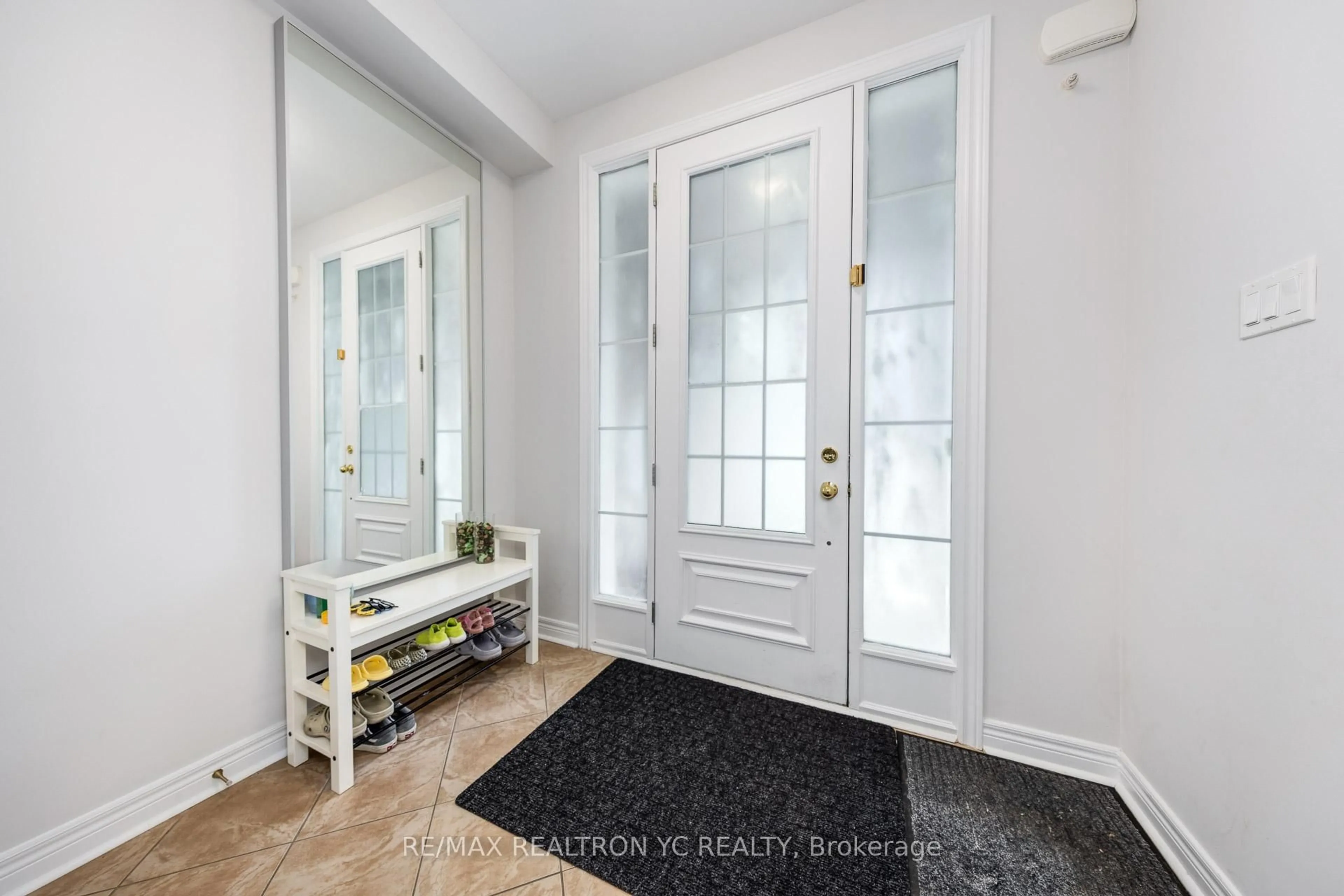 Indoor entryway for 87 Chayna Cres, Vaughan Ontario L6A 0N1