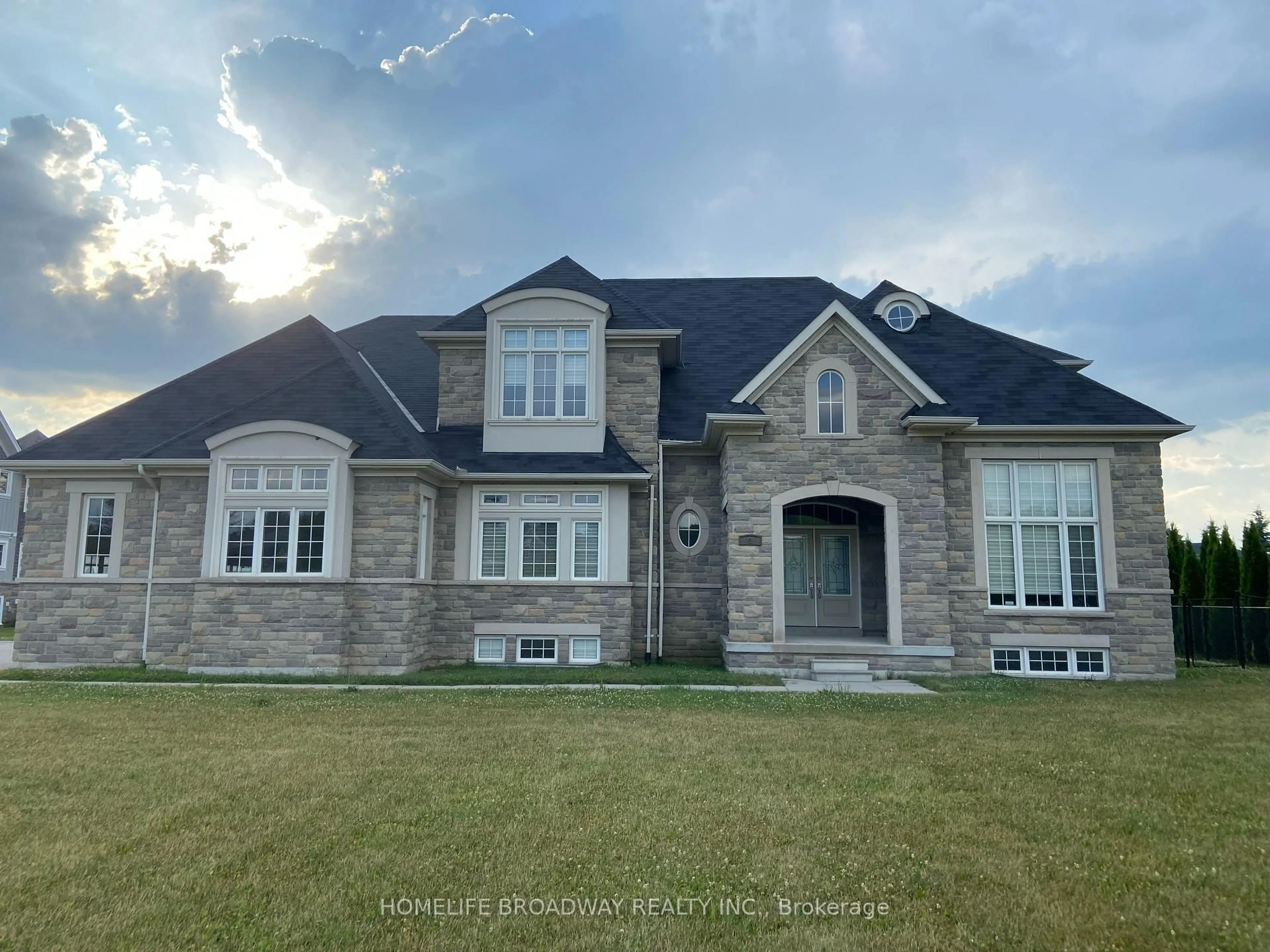 Home with brick exterior material, unknown for 8 Wolford Crt, Georgina Ontario L4P 0B1