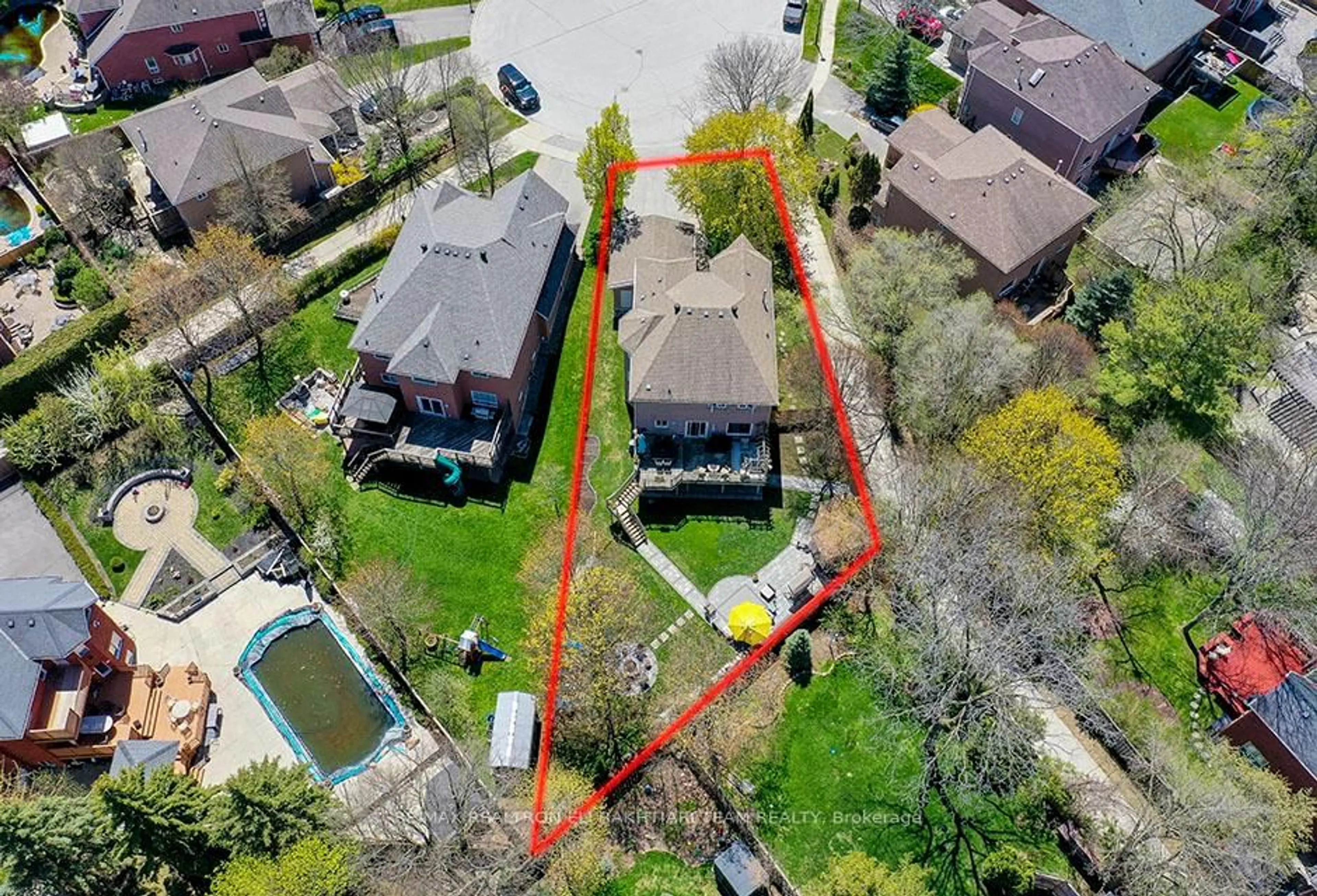 A pic from outside/outdoor area/front of a property/back of a property/a pic from drone, street for 353 Meegan Crt, Newmarket Ontario L3X 2B7