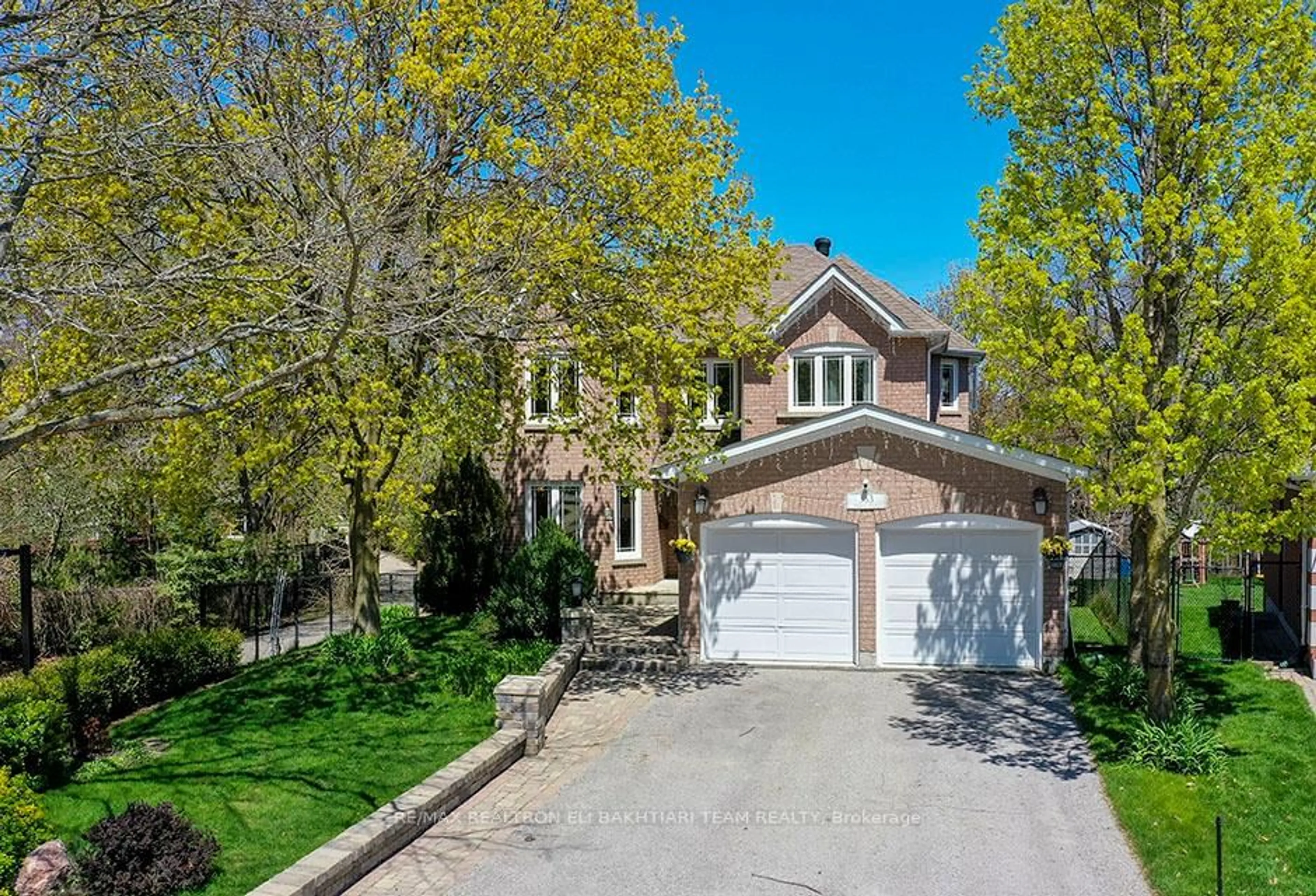 A pic from outside/outdoor area/front of a property/back of a property/a pic from drone, street for 353 Meegan Crt, Newmarket Ontario L3X 2B7