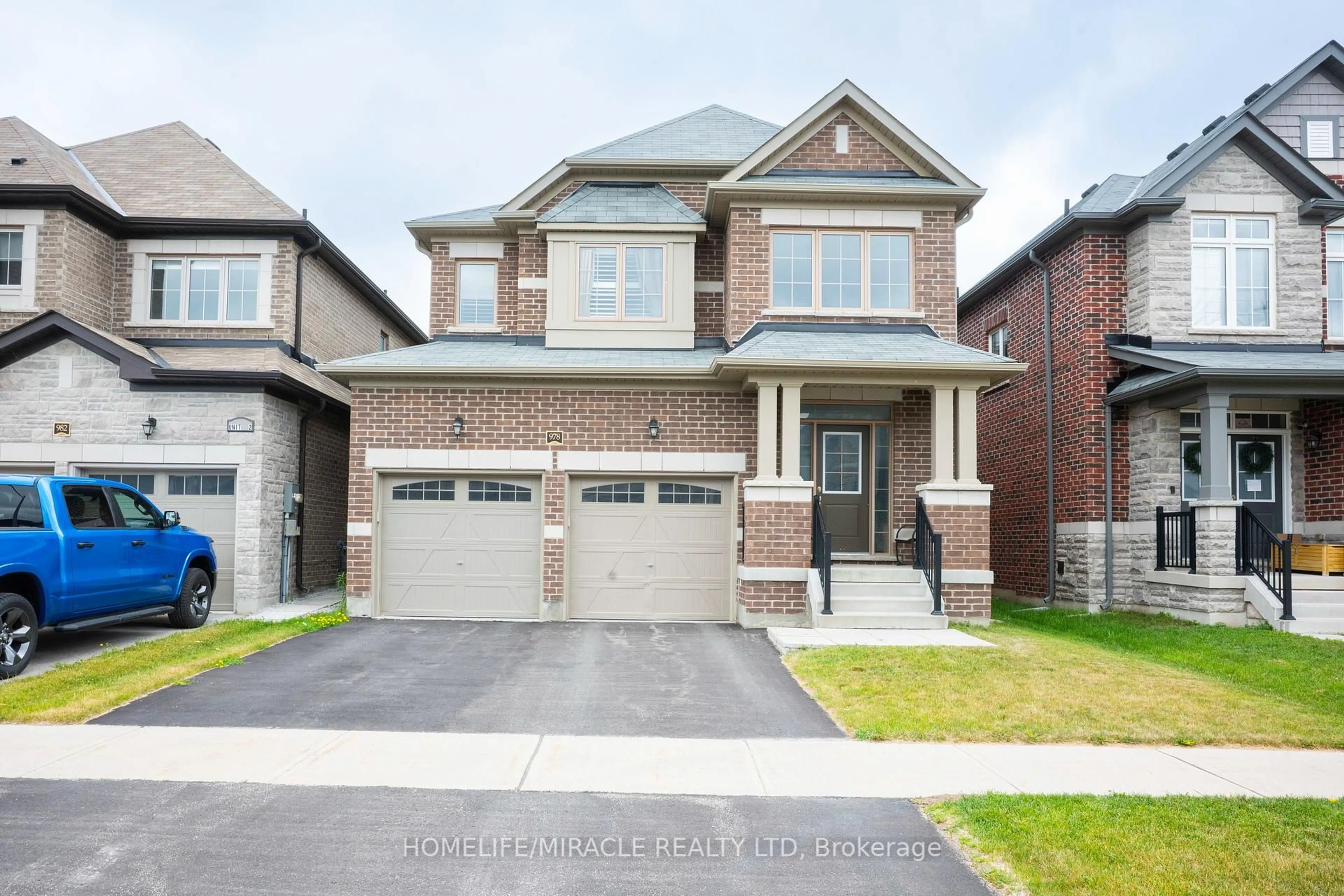 Home with brick exterior material, street for 978 Barton Way, Innisfil Ontario L9S 0N5