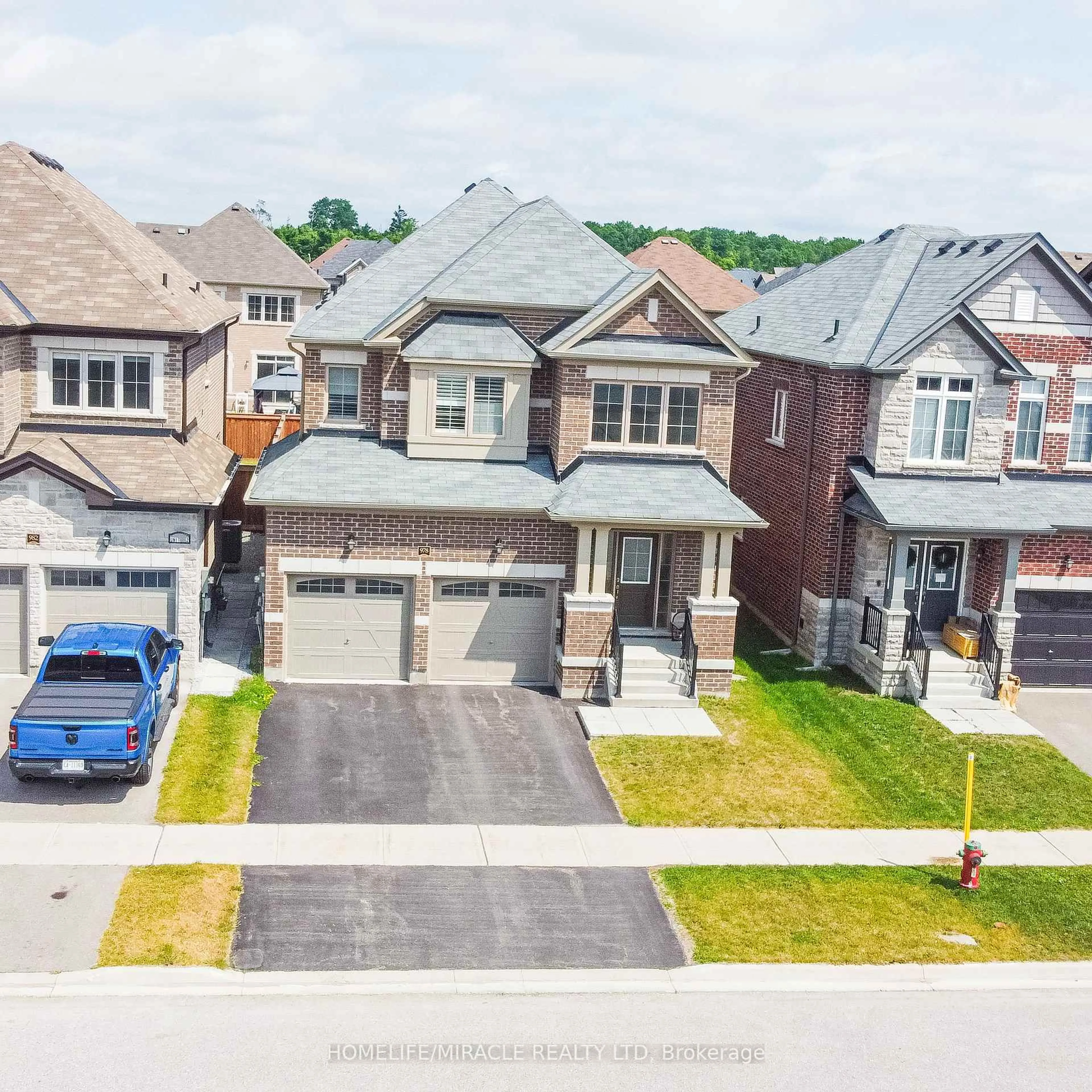 A pic from outside/outdoor area/front of a property/back of a property/a pic from drone, street for 978 Barton Way, Innisfil Ontario L9S 0N5
