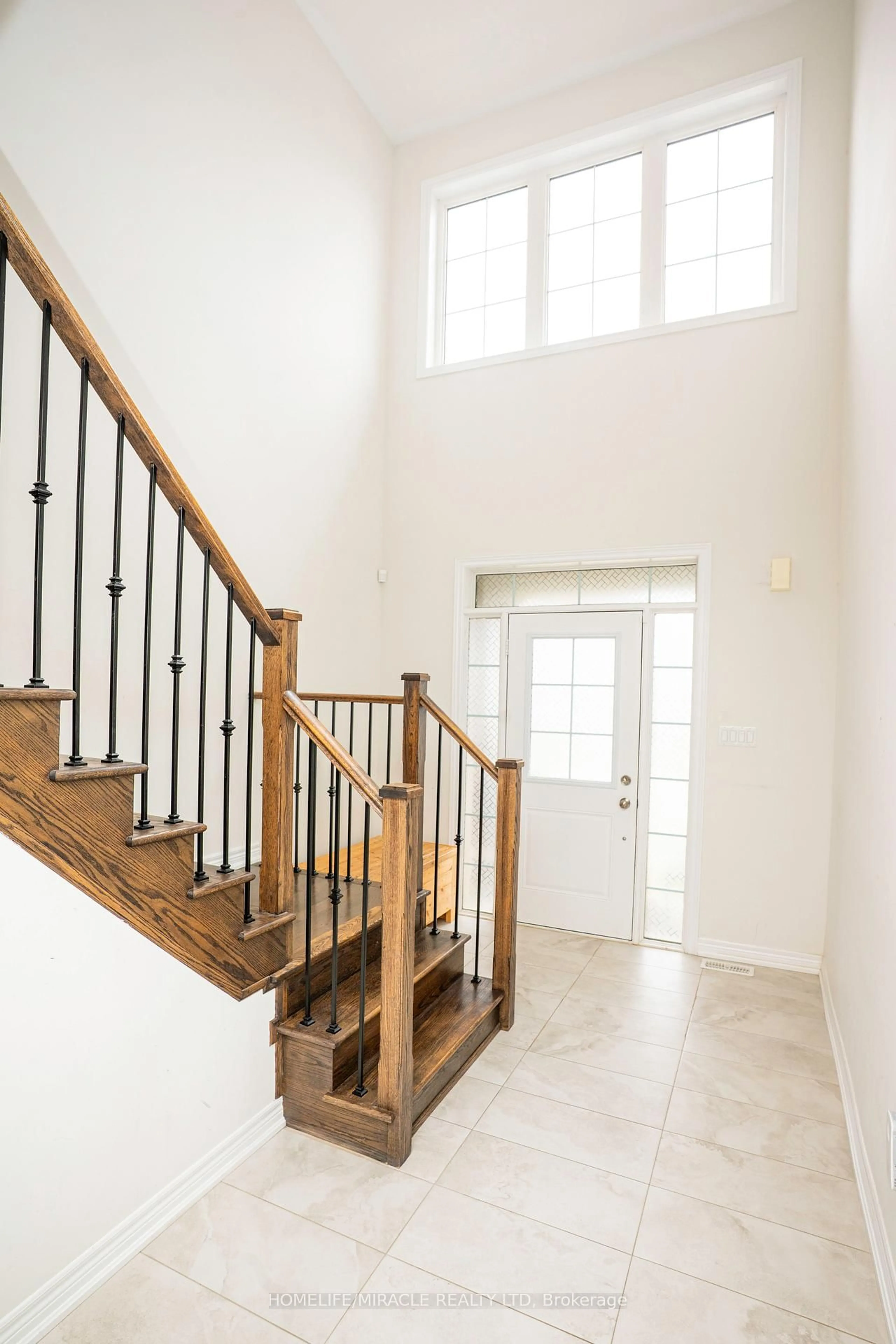 Indoor foyer for 978 Barton Way, Innisfil Ontario L9S 0N5