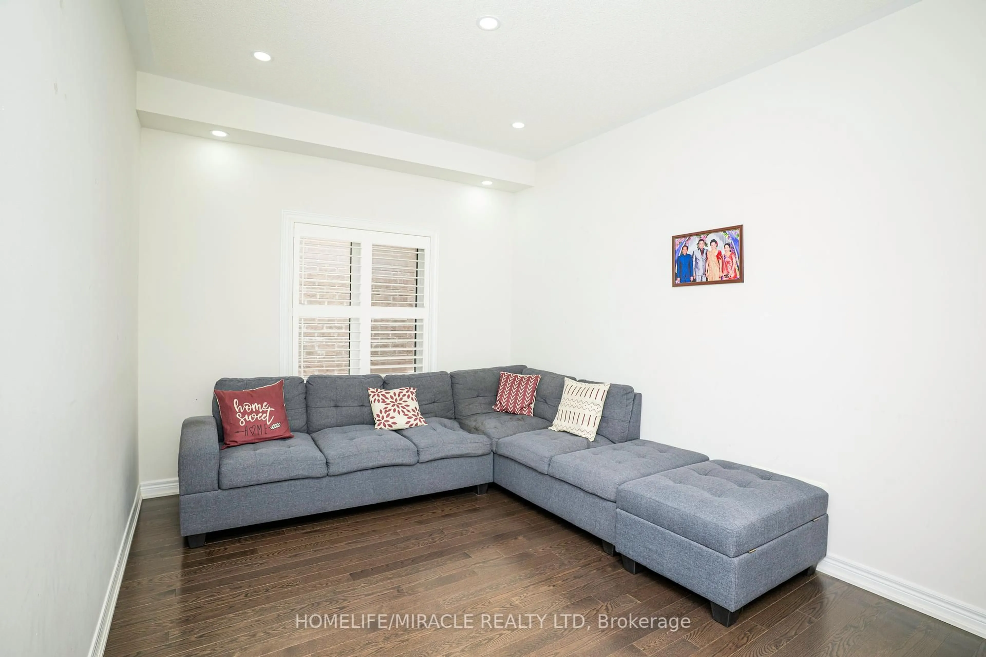 Living room with furniture, unknown for 978 Barton Way, Innisfil Ontario L9S 0N5