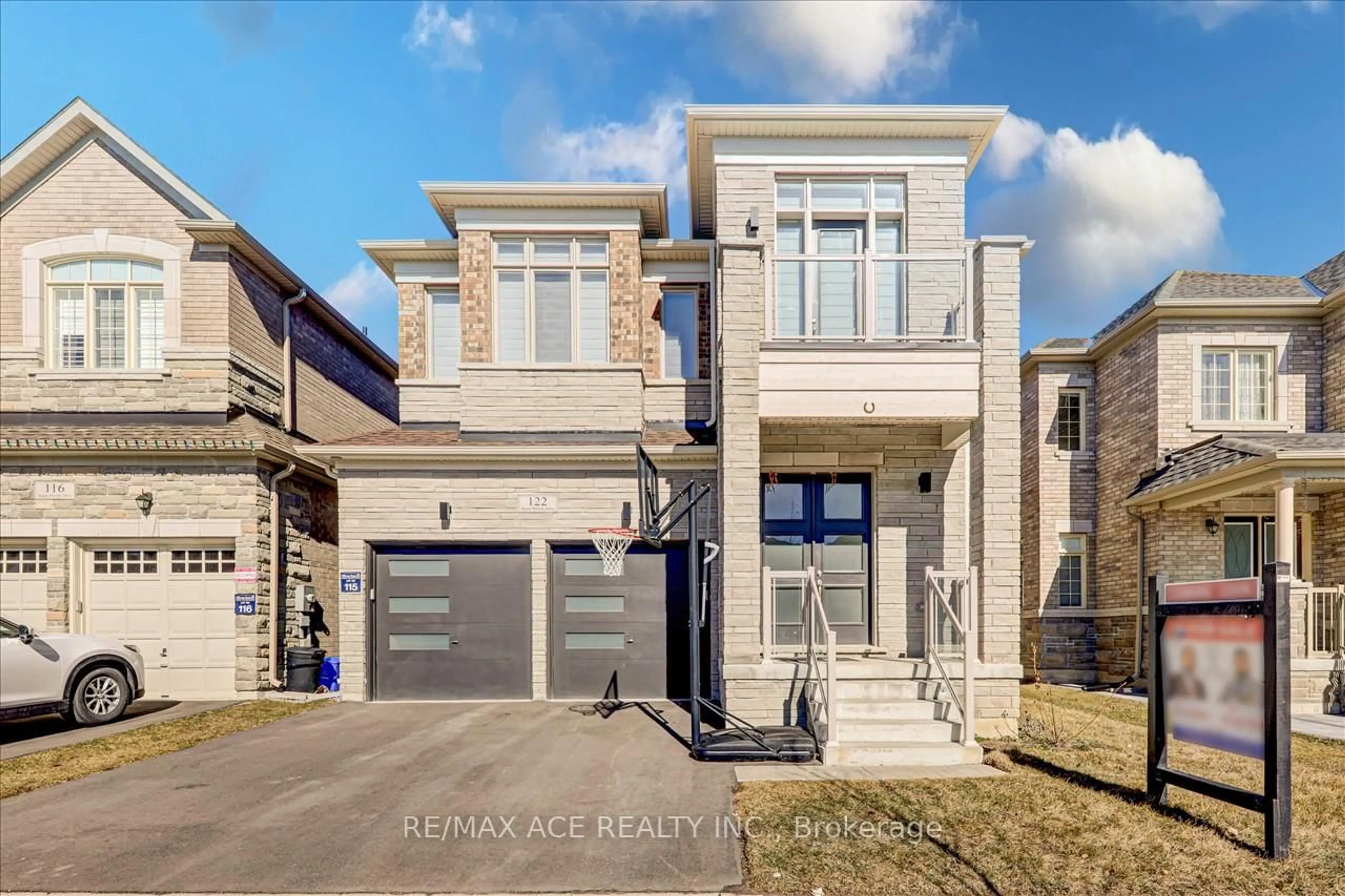Home with brick exterior material, street for 122 Steam Whistle Dr, Whitchurch-Stouffville Ontario L4A 4X5