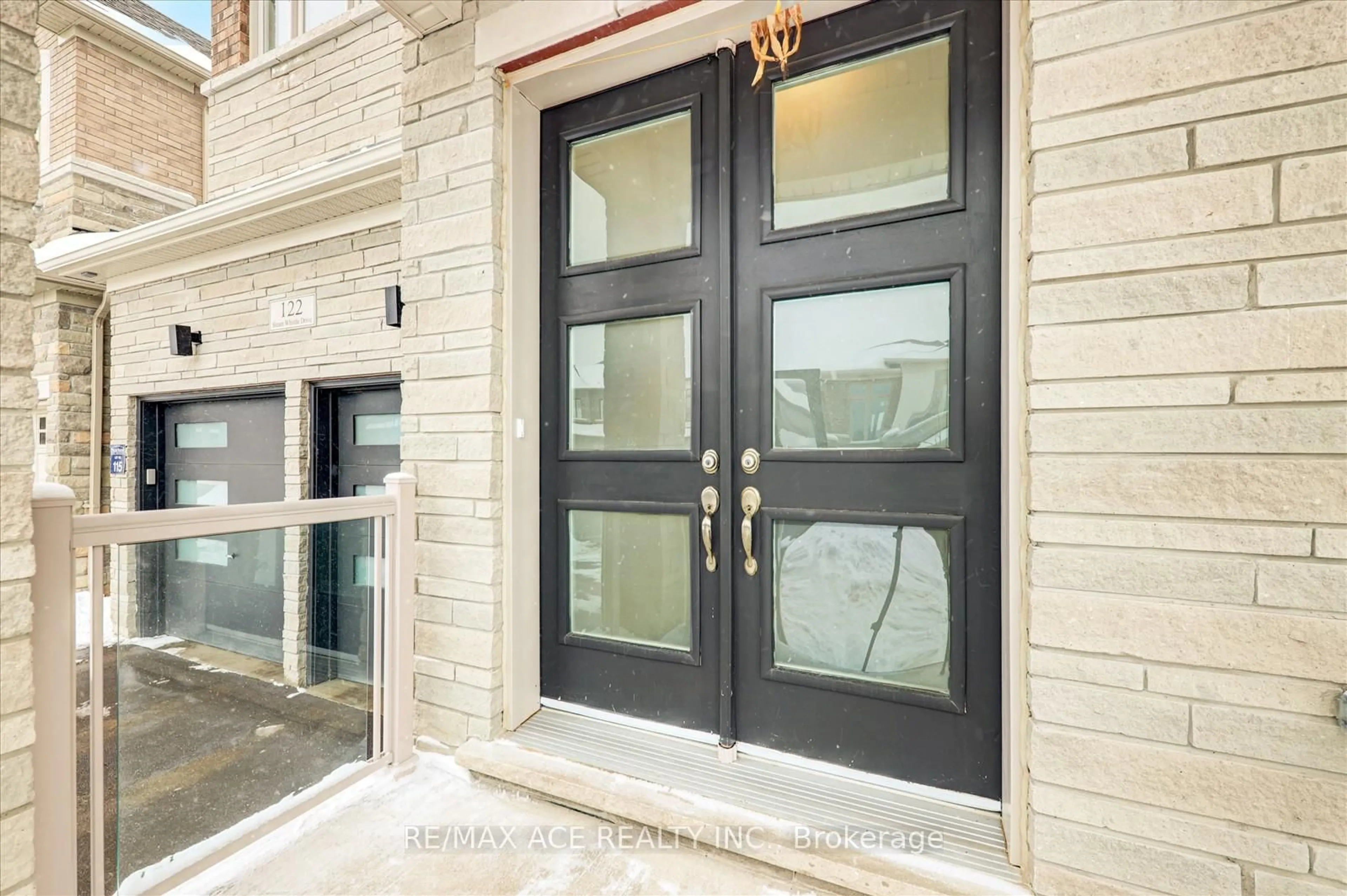Indoor entryway for 122 Steam Whistle Dr, Whitchurch-Stouffville Ontario L4A 4X5