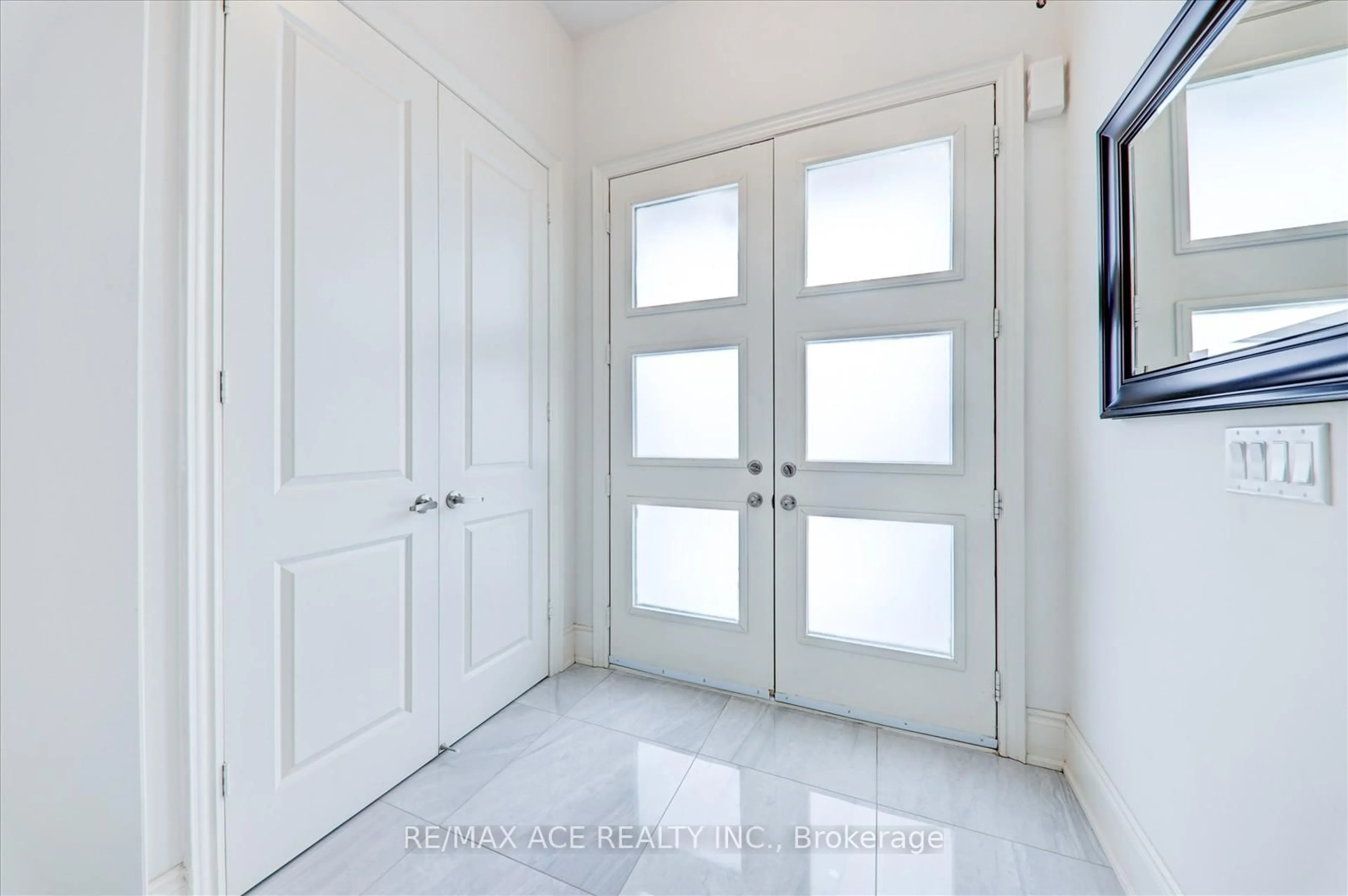 Indoor entryway for 122 Steam Whistle Dr, Whitchurch-Stouffville Ontario L4A 4X5