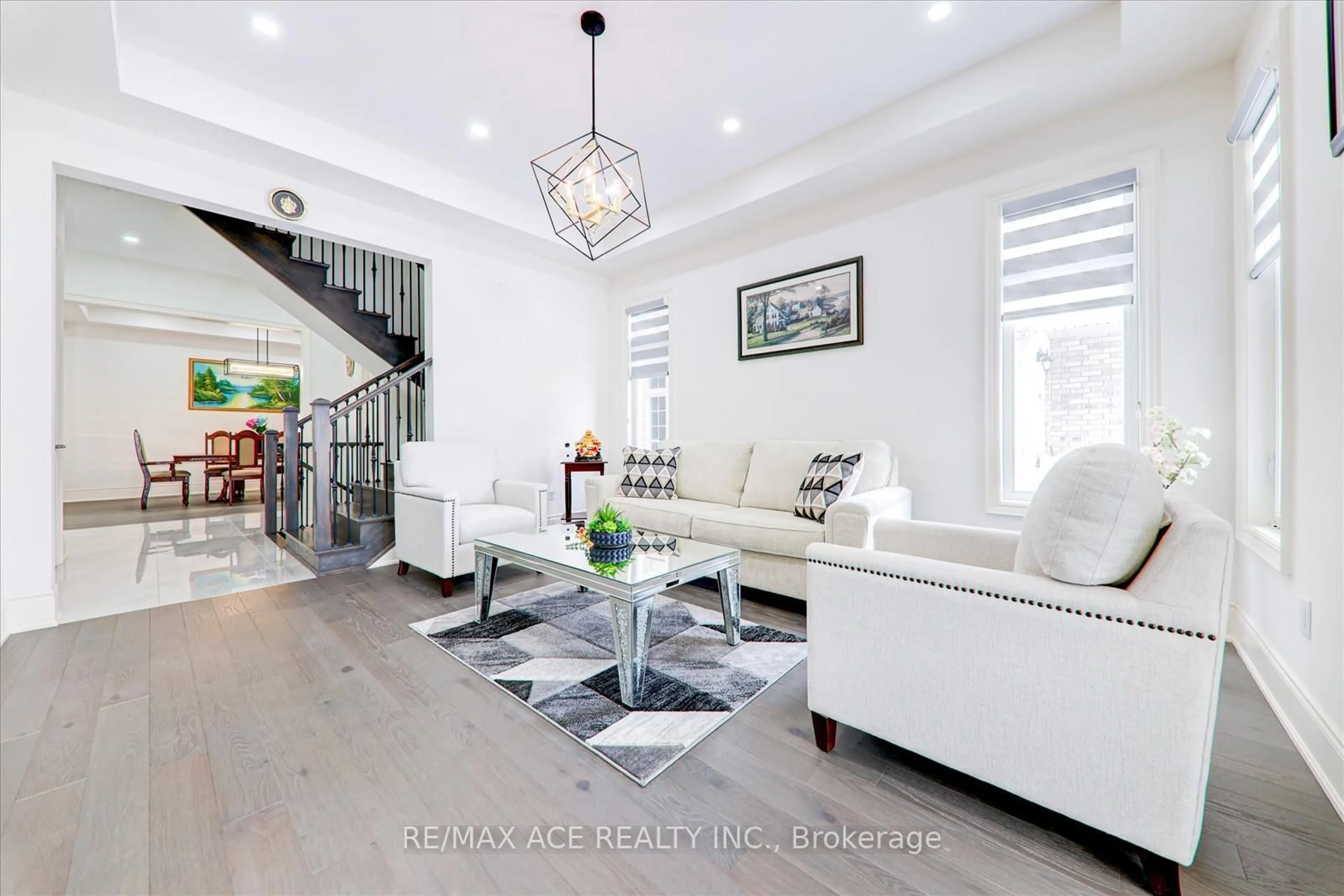 Living room with furniture, unknown for 122 Steam Whistle Dr, Whitchurch-Stouffville Ontario L4A 4X5