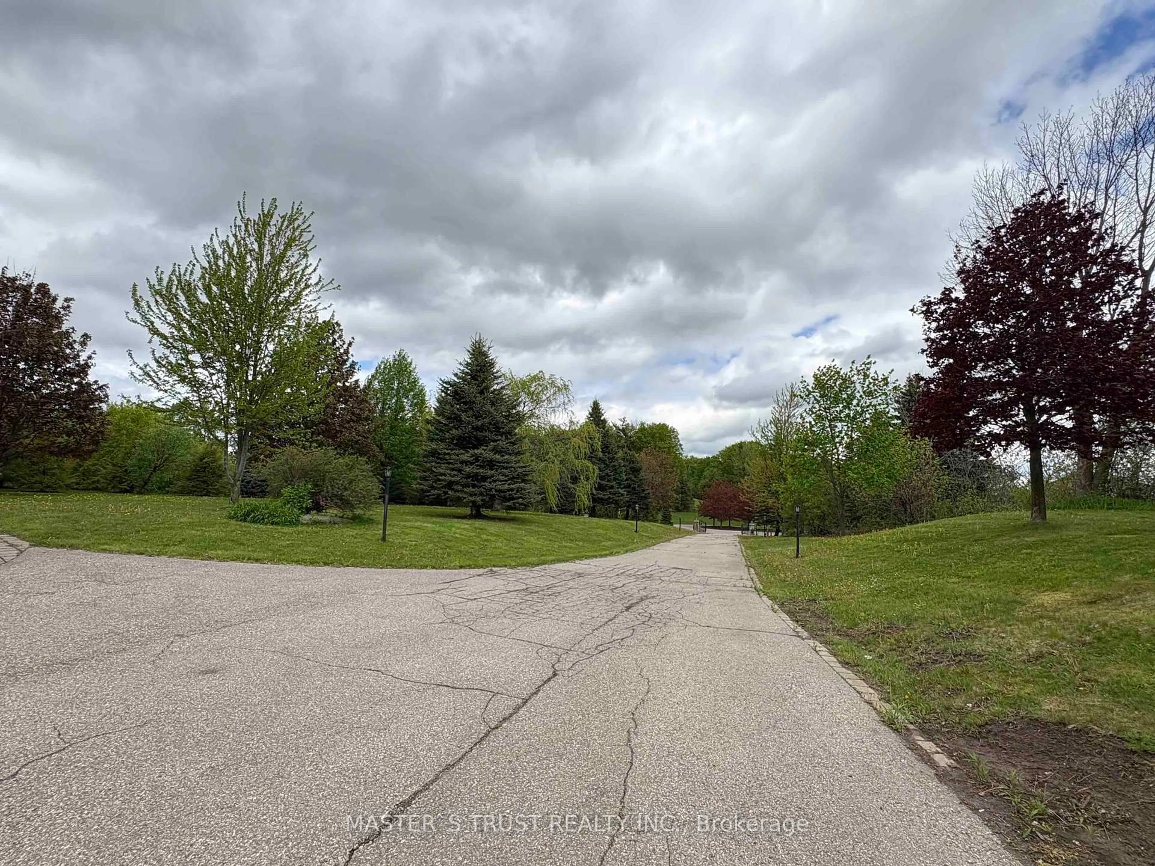 A pic from outside/outdoor area/front of a property/back of a property/a pic from drone, unknown for 17 Ing Crt, Aurora Ontario L4G 3G8