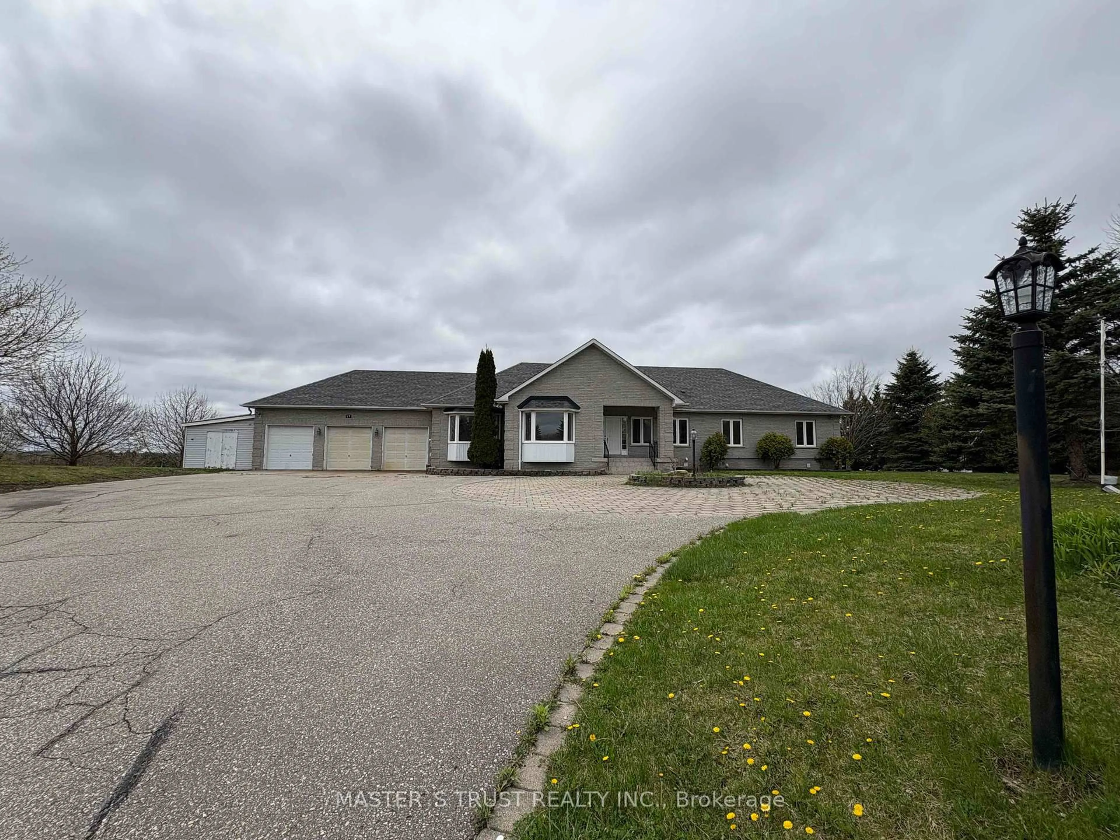 A pic from outside/outdoor area/front of a property/back of a property/a pic from drone, street for 17 Ing Crt, Aurora Ontario L4G 3G8