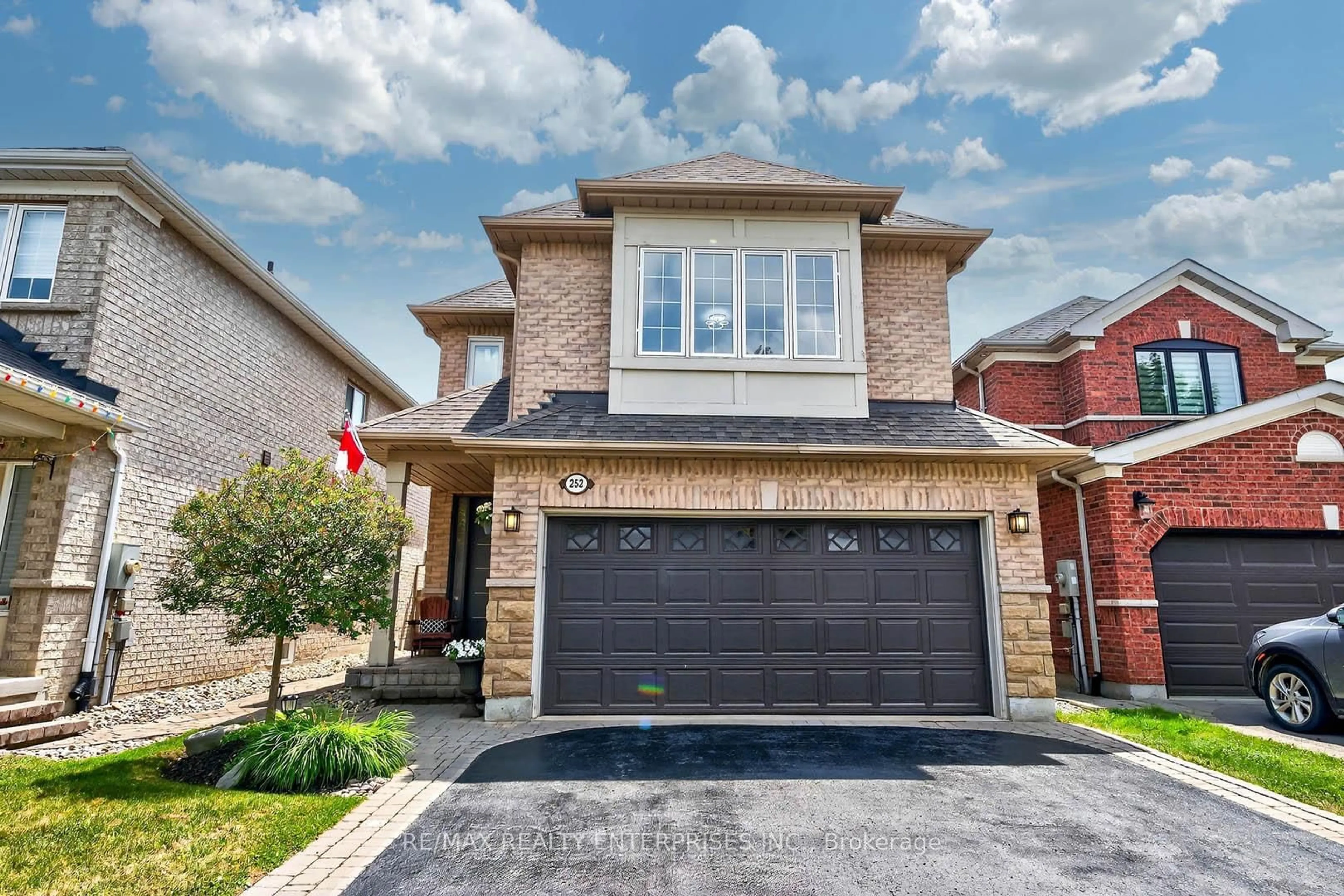 Home with brick exterior material, street for 252 McBride Cres, Newmarket Ontario L3X 2W4