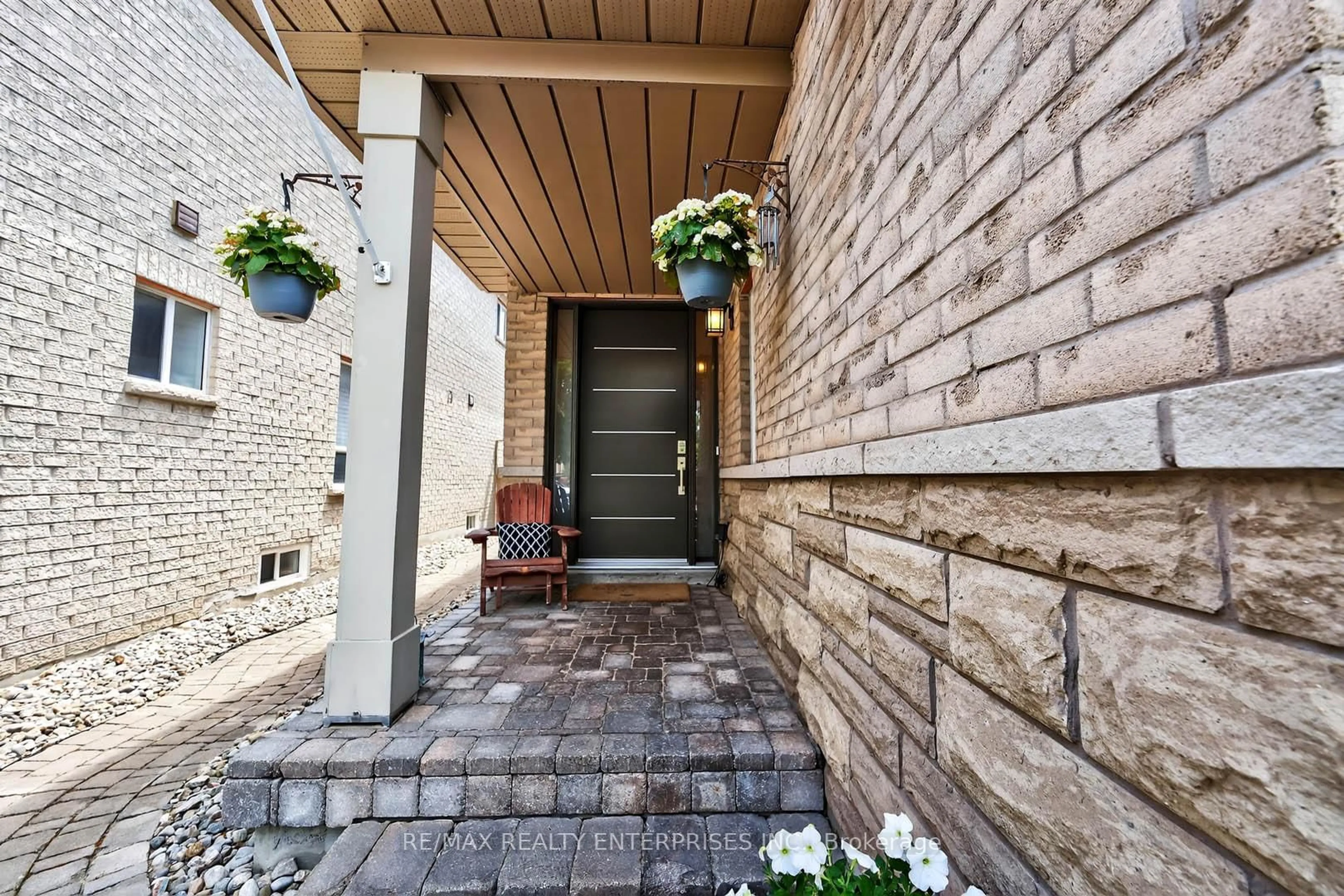 Indoor entryway for 252 McBride Cres, Newmarket Ontario L3X 2W4