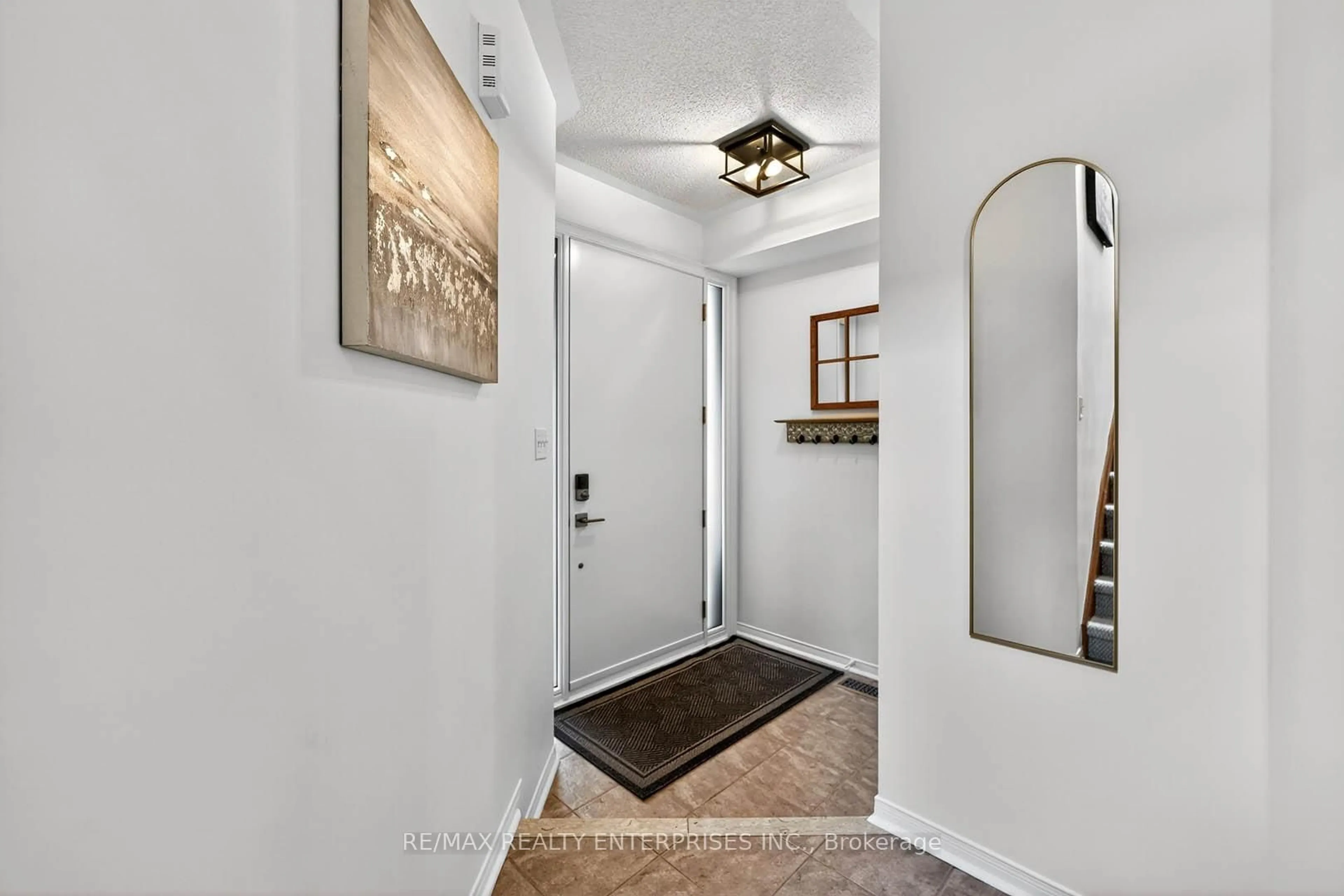 Indoor entryway for 252 McBride Cres, Newmarket Ontario L3X 2W4