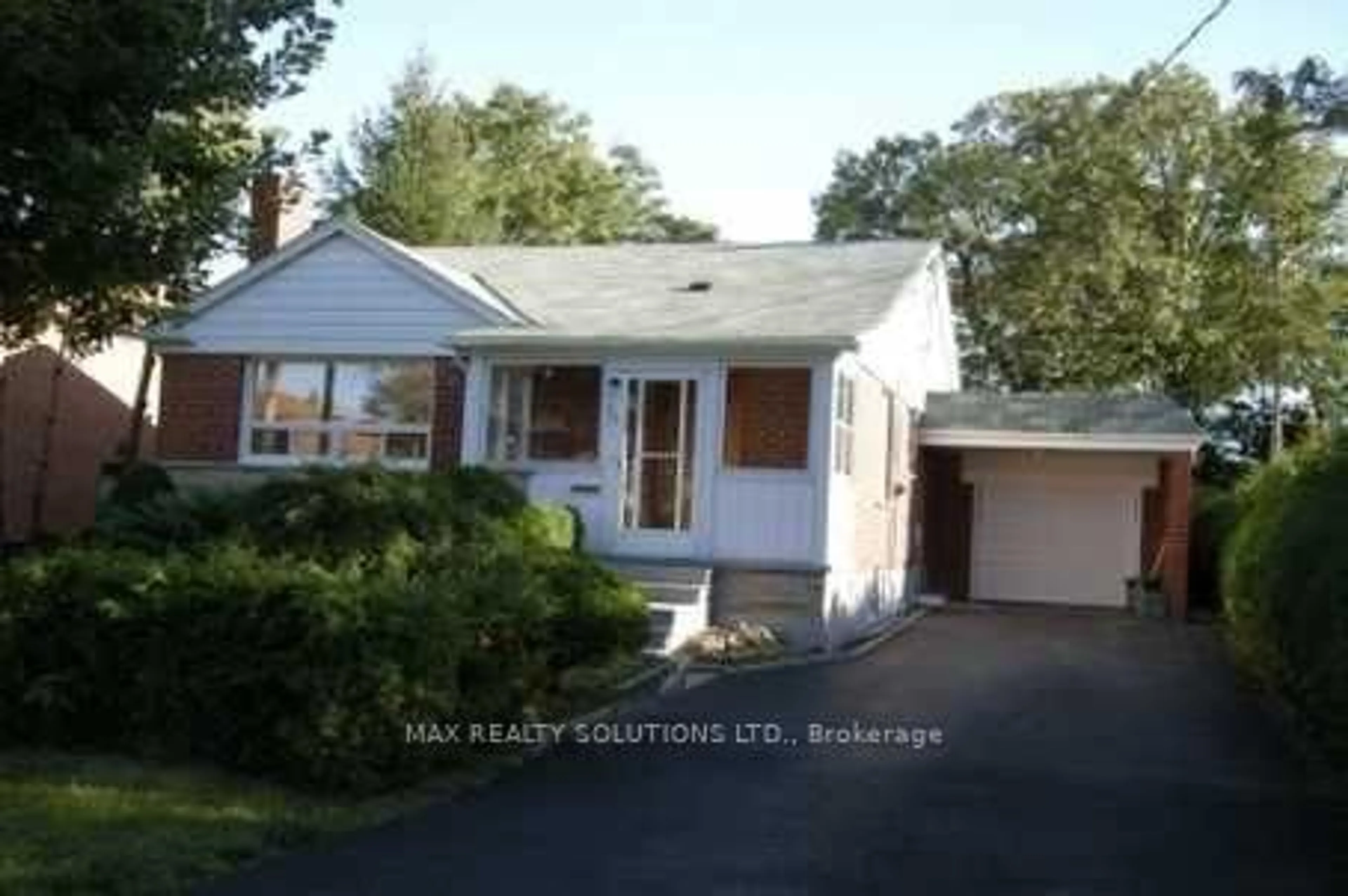 Home with vinyl exterior material, street for 33 Roosevelt Dr, Richmond Hill Ontario L4C 6V1