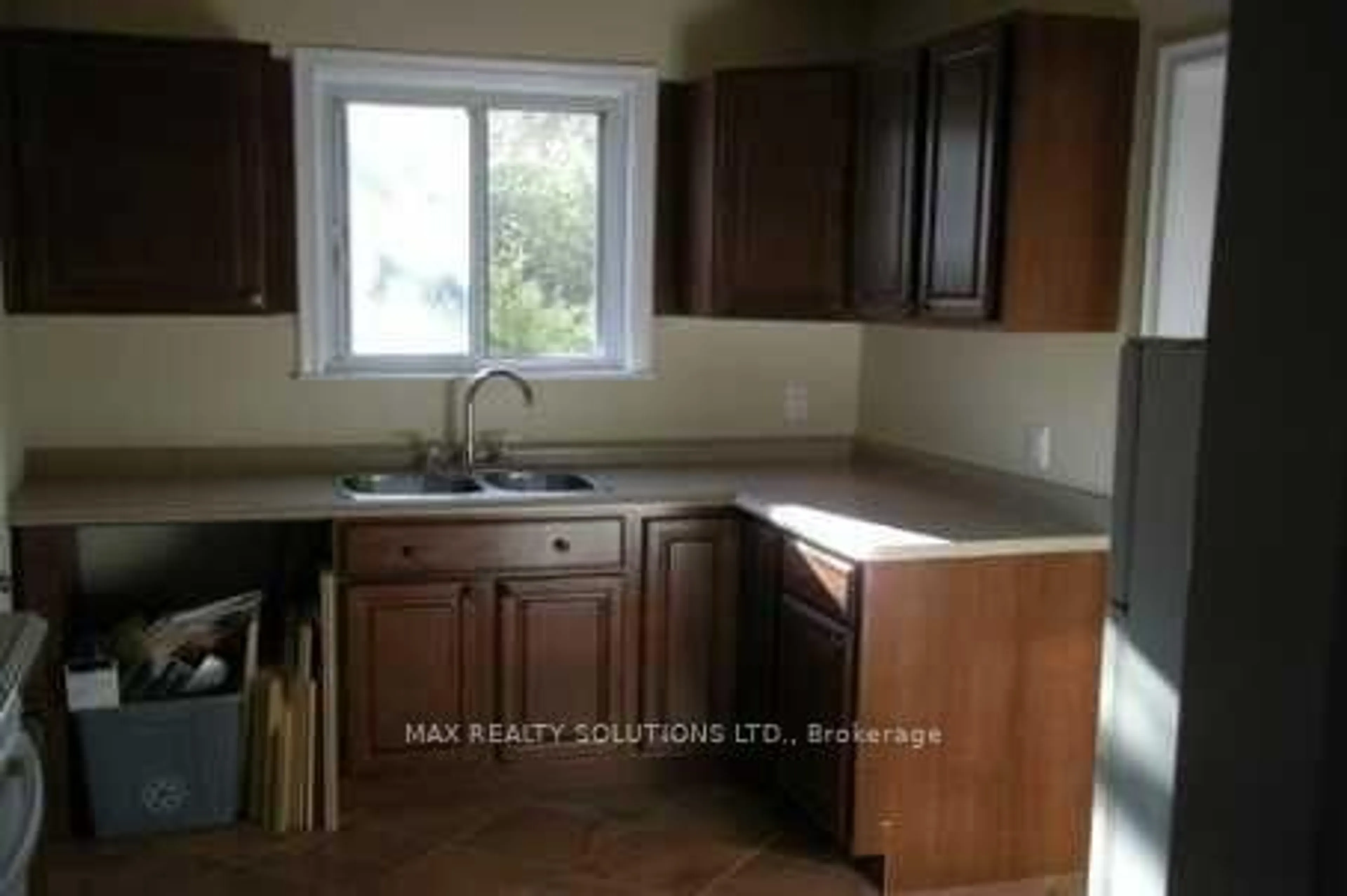 Standard kitchen, ceramic/tile floor for 33 Roosevelt Dr, Richmond Hill Ontario L4C 6V1