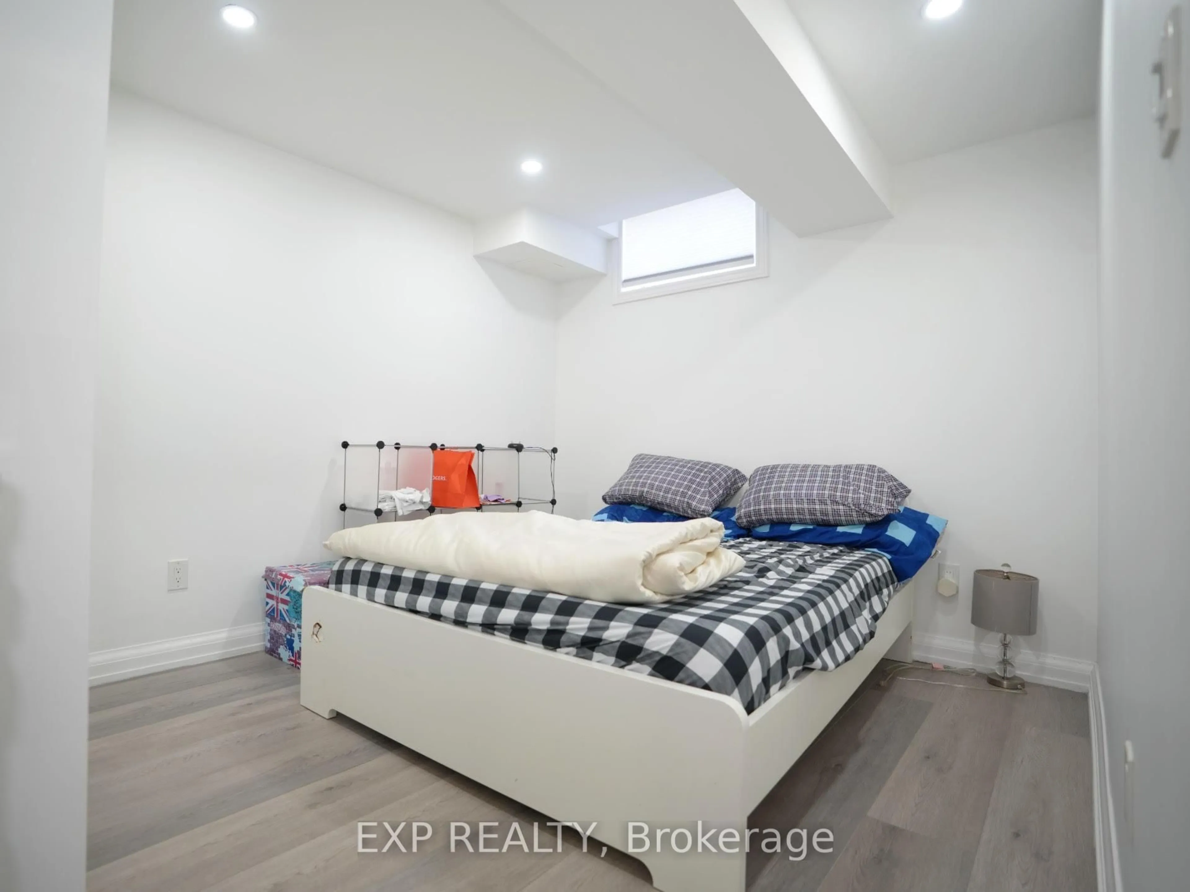 A pic of a room for 16 Coranto Way, Vaughan Ontario L4H 3P6