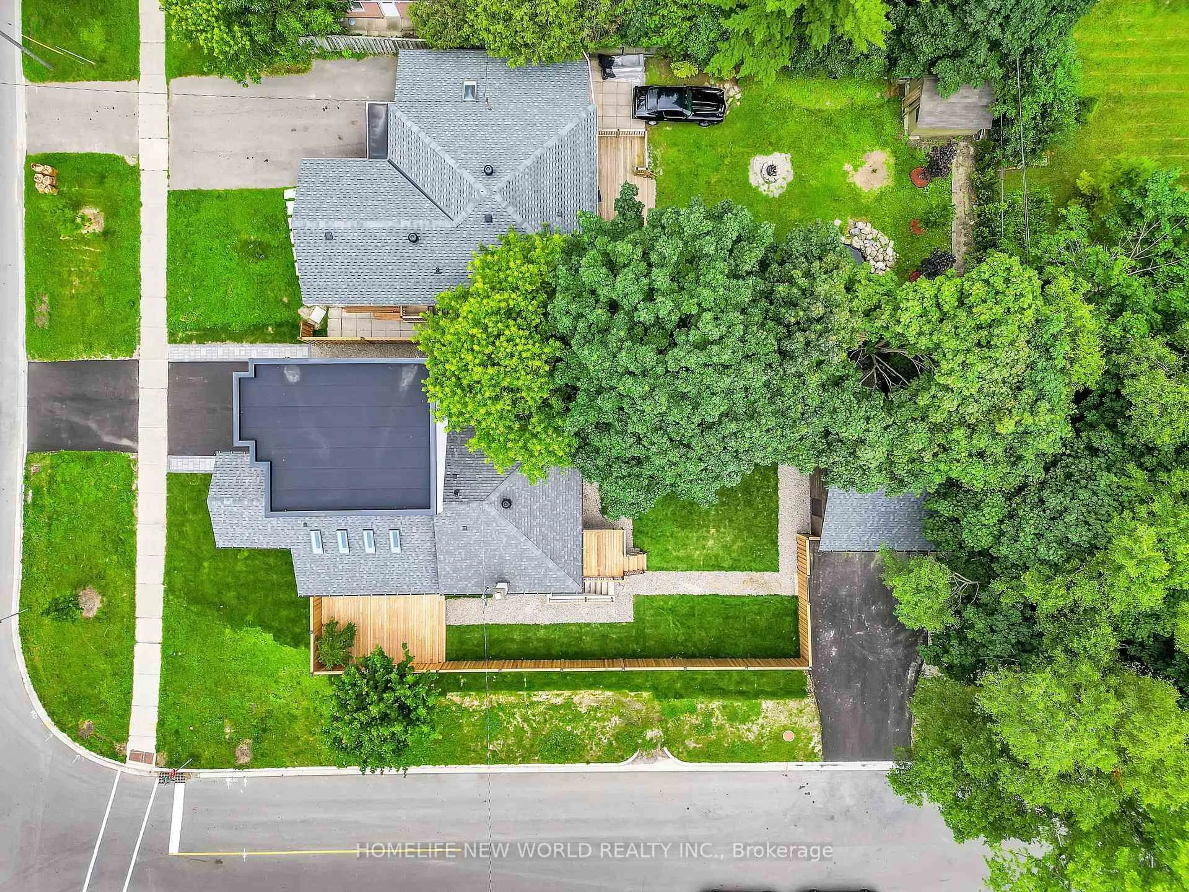 A pic from outside/outdoor area/front of a property/back of a property/a pic from drone, street for 105 Murray Dr, Aurora Ontario L4G 2C4