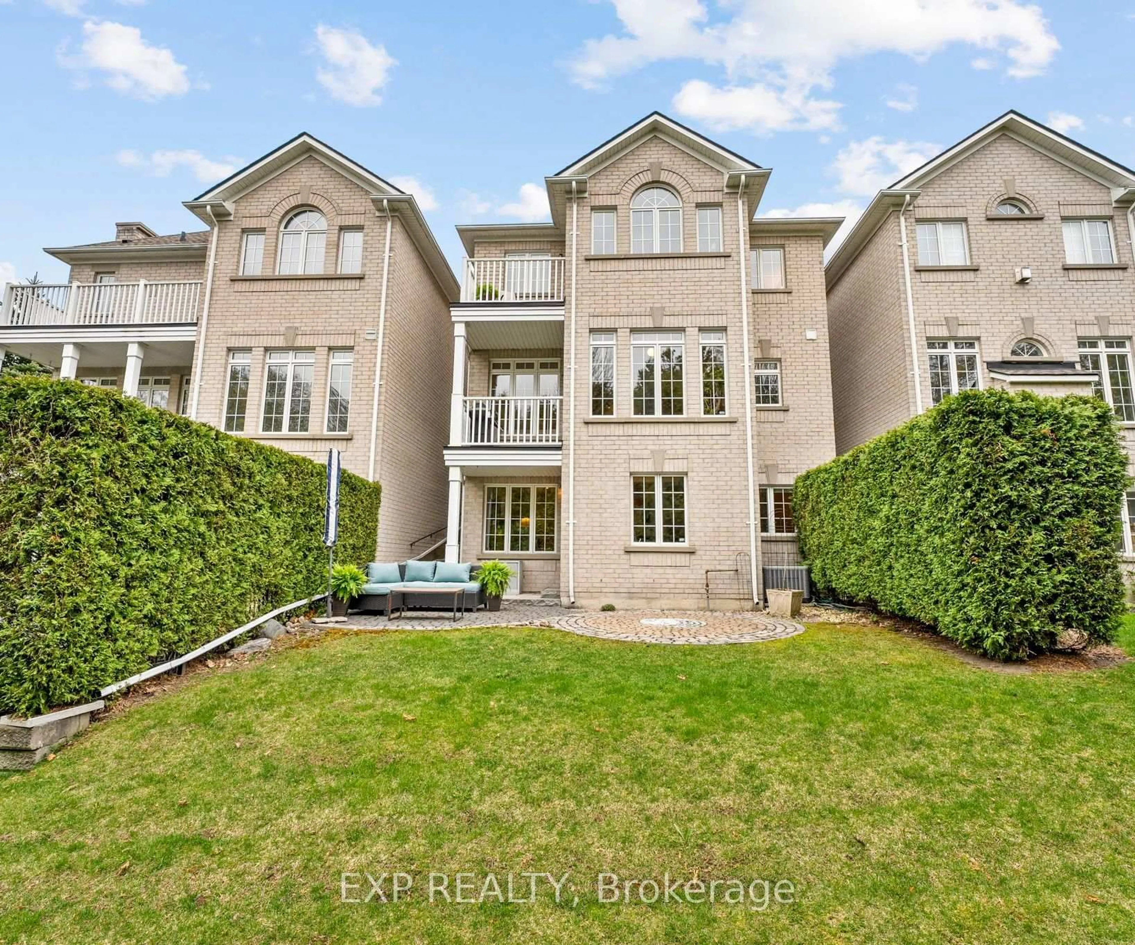 A pic from outside/outdoor area/front of a property/back of a property/a pic from drone, water/lake/river/ocean view for 54 Stonecliffe Cres, Aurora Ontario L4G 7Z6