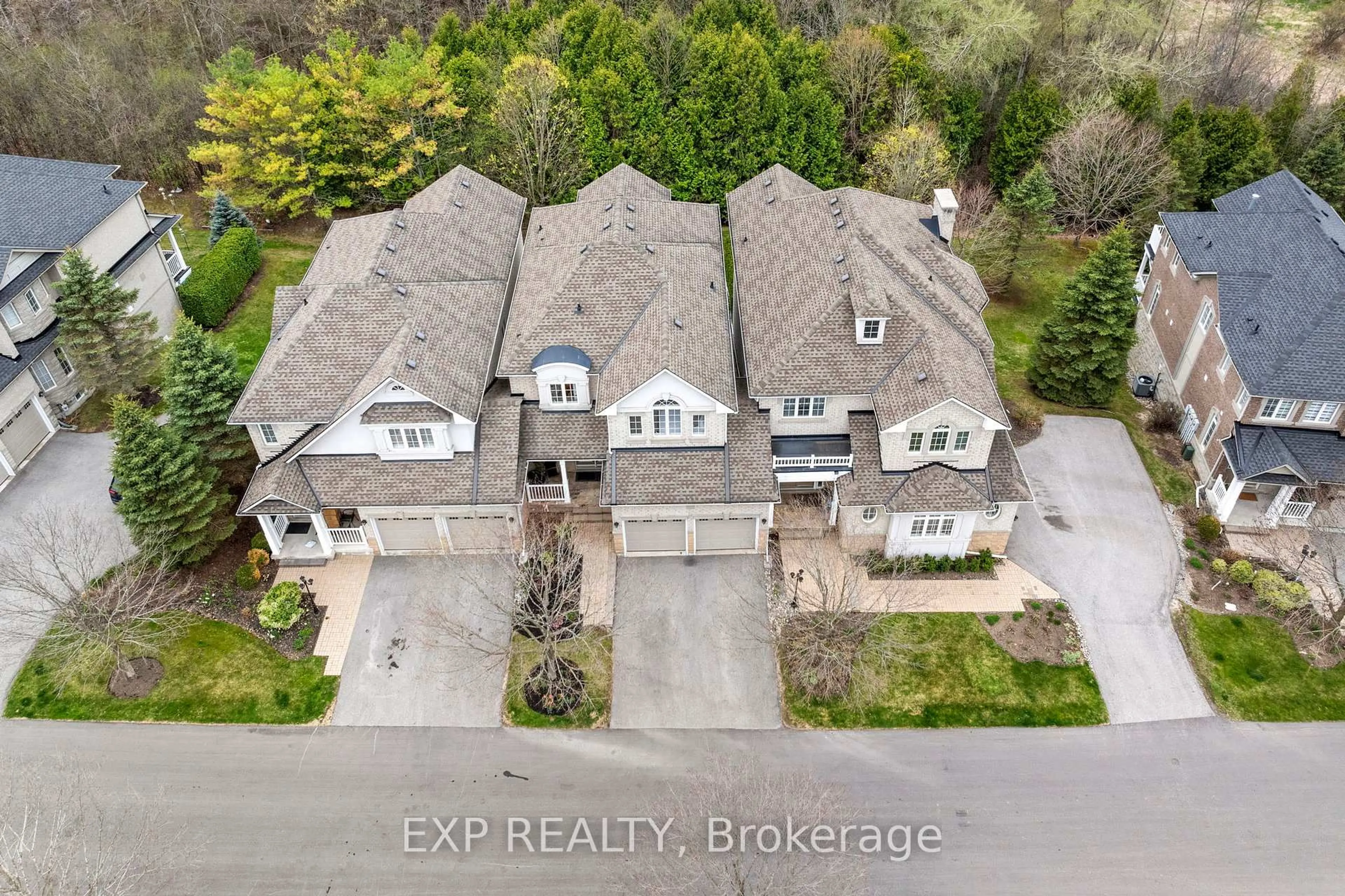 A pic from outside/outdoor area/front of a property/back of a property/a pic from drone, street for 54 Stonecliffe Cres, Aurora Ontario L4G 7Z6