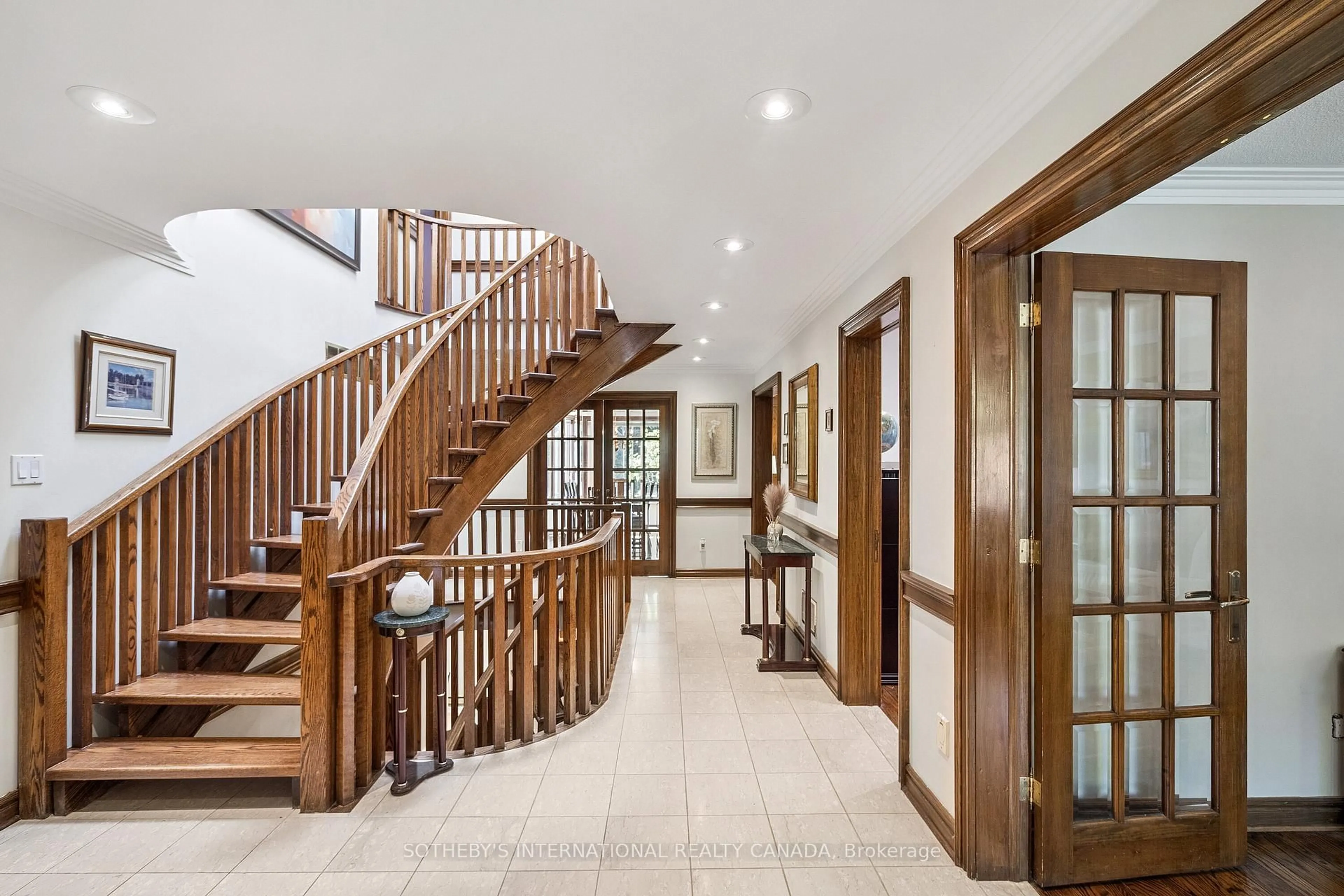Indoor foyer for 35 Lisa Cres, Richmond Hill Ontario L4B 3A5