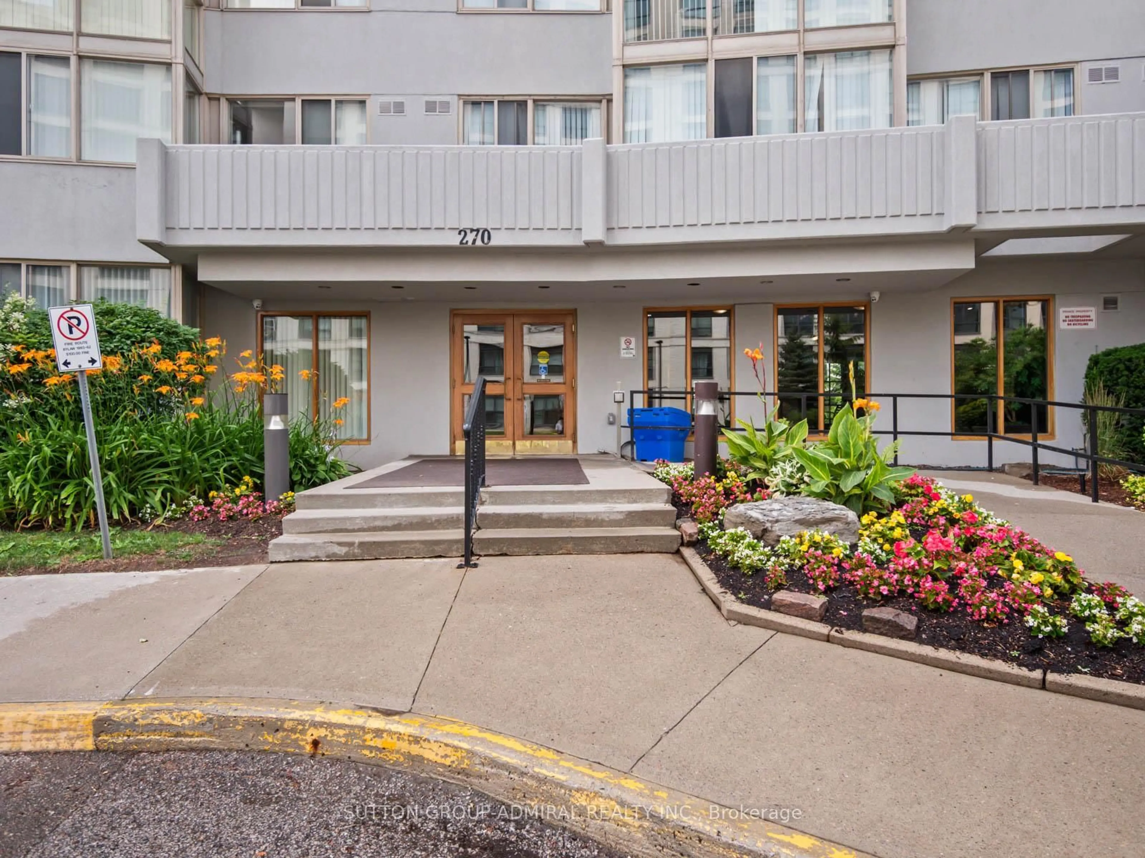Indoor foyer for 270 Davis Dr #204, Newmarket Ontario L3Y 8K2