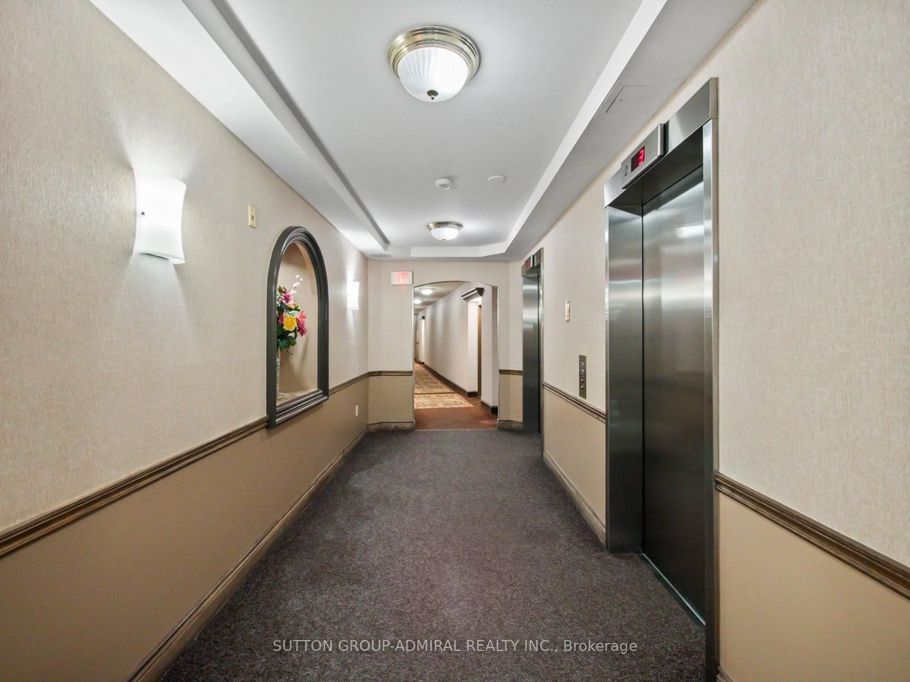 Indoor foyer for 270 Davis Dr #204, Newmarket Ontario L3Y 8K2