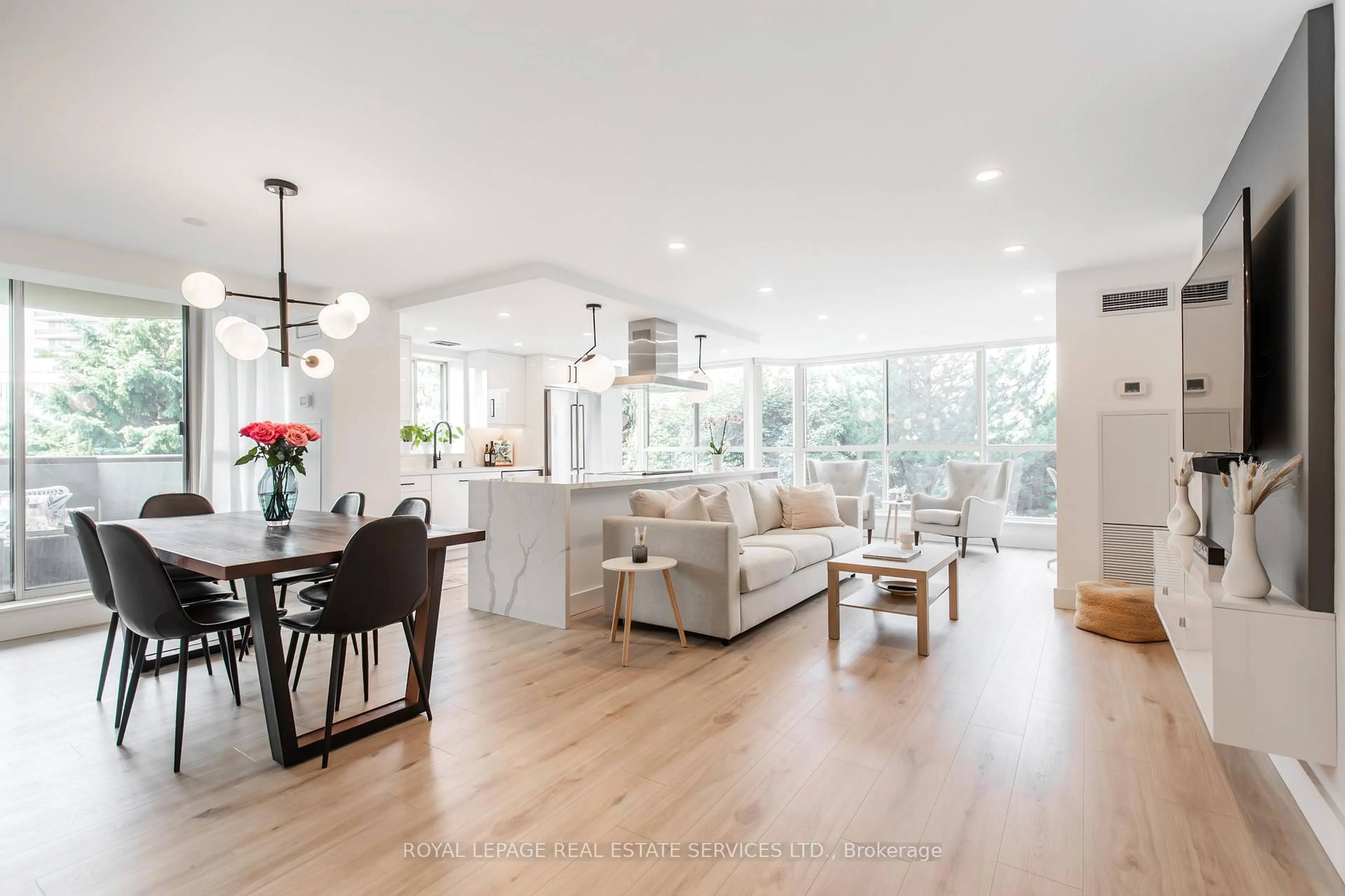 Open concept kitchen, wood/laminate floor for 100 Observatory Lane #404, Richmond Hill Ontario L4C 1T4