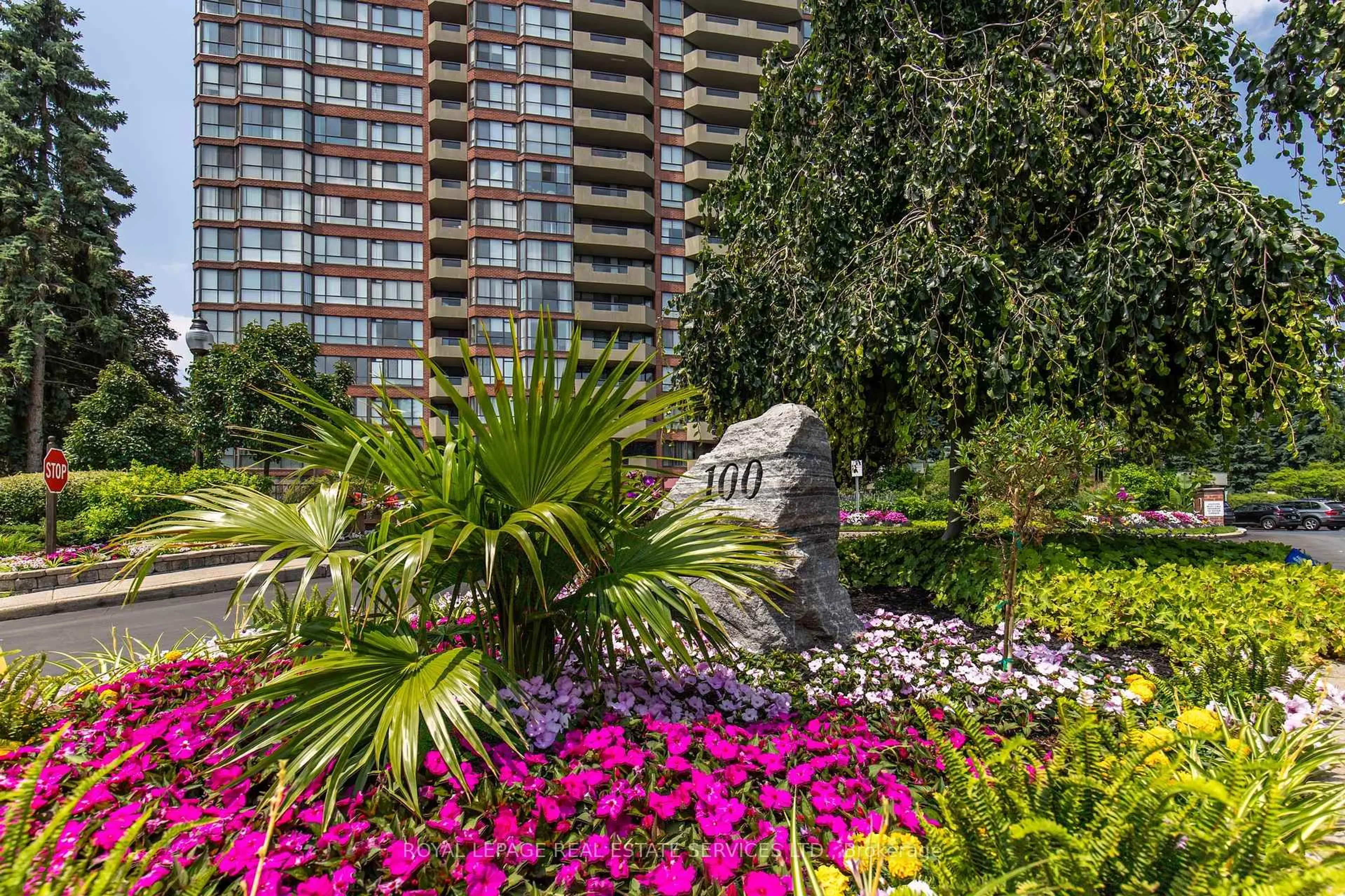 Patio, unknown for 100 Observatory Lane #404, Richmond Hill Ontario L4C 1T4