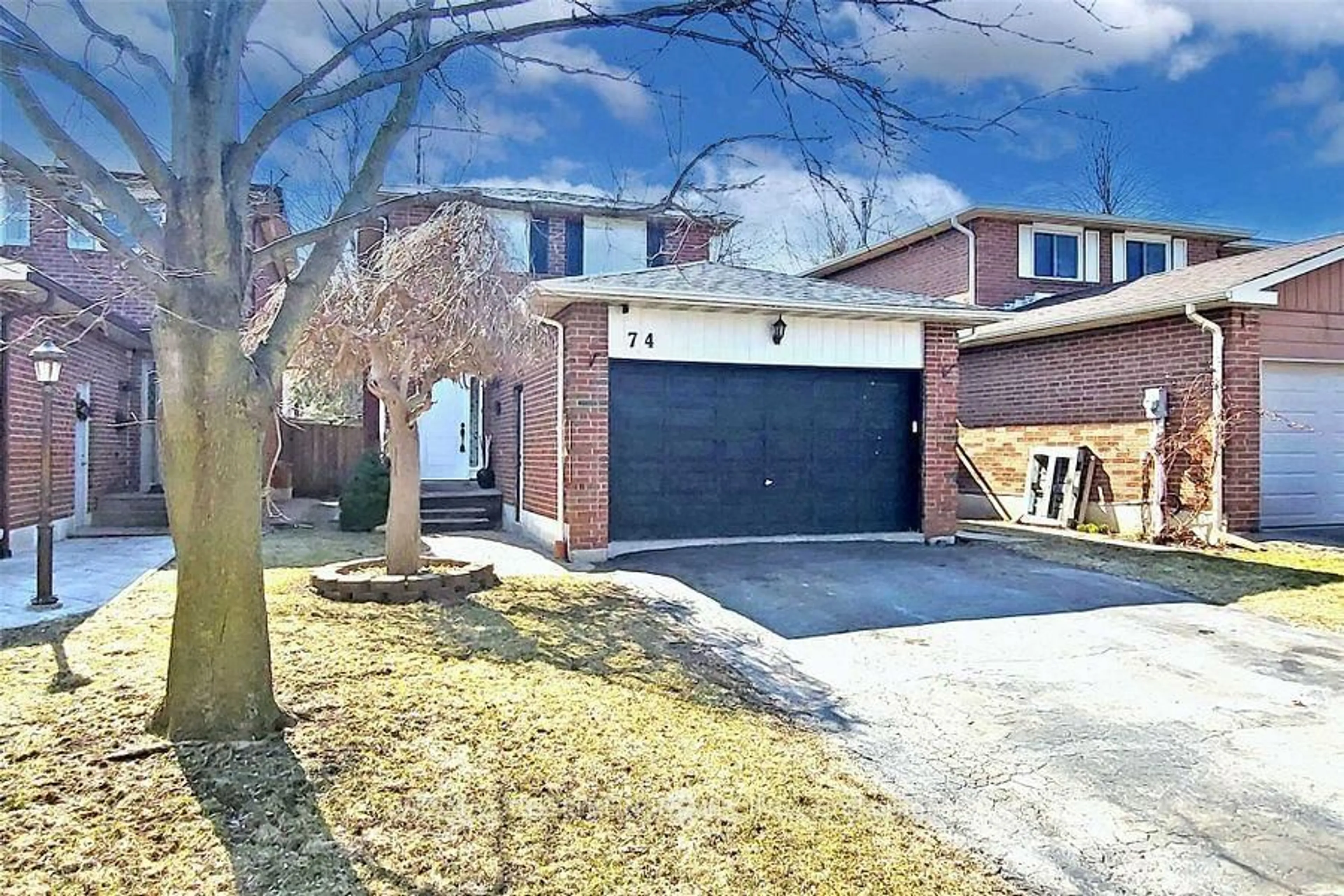 A pic from outside/outdoor area/front of a property/back of a property/a pic from drone, street for 74 Trothen Circ, Markham Ontario L3P 4H6
