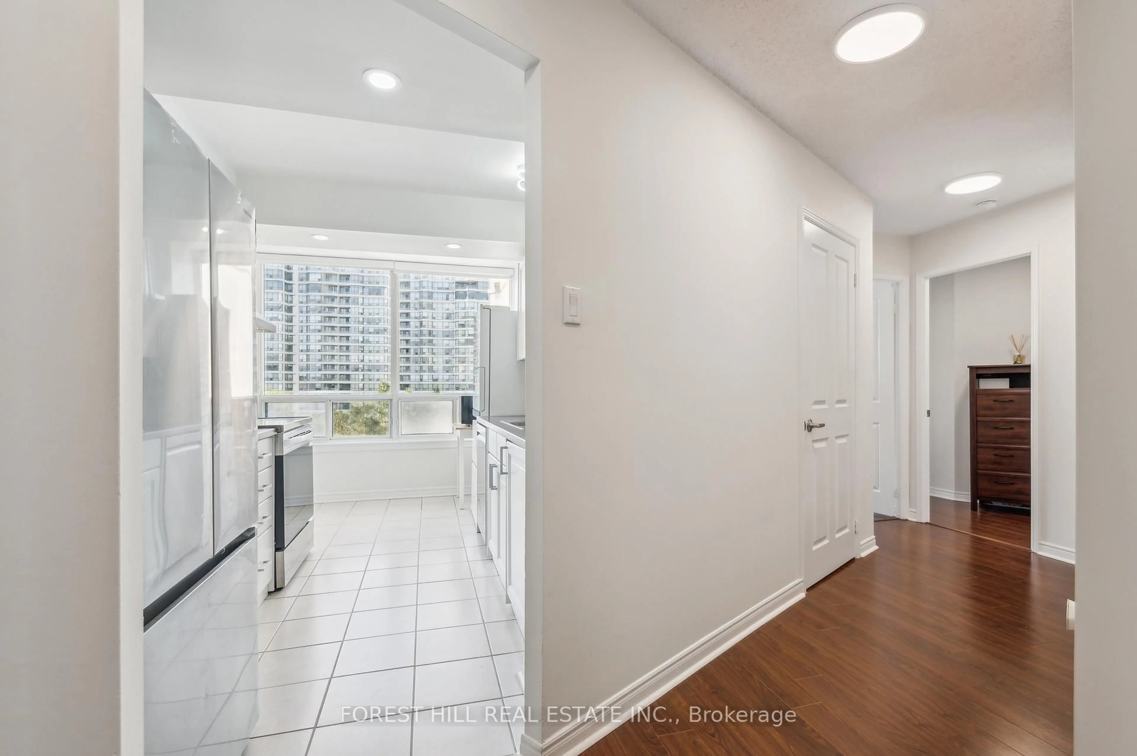 Indoor entryway for 7250 Yonge St #401, Vaughan Ontario L4J 7X1