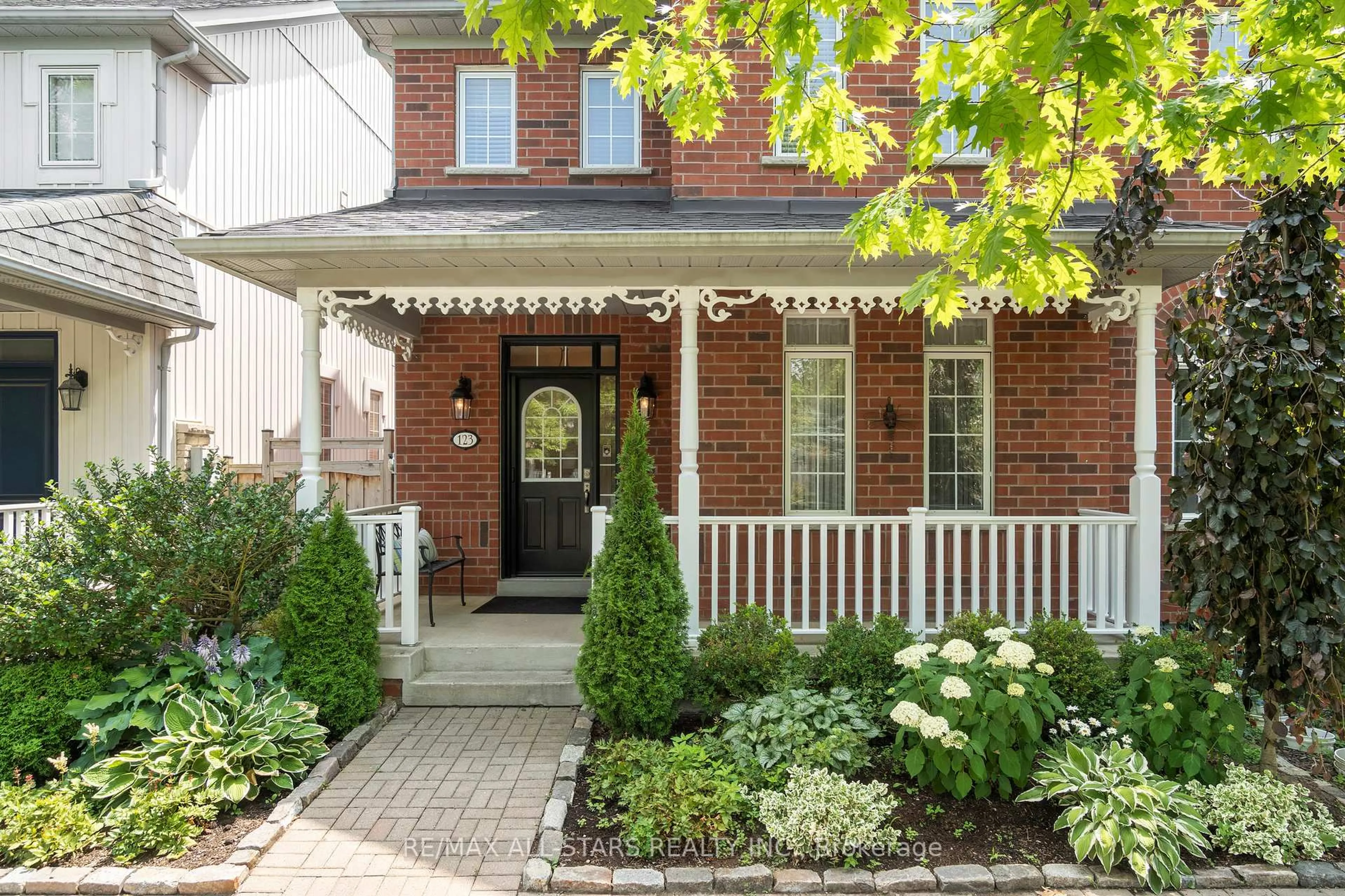 Home with brick exterior material, street for 123 The Fairways, Markham Ontario L6C 2A7