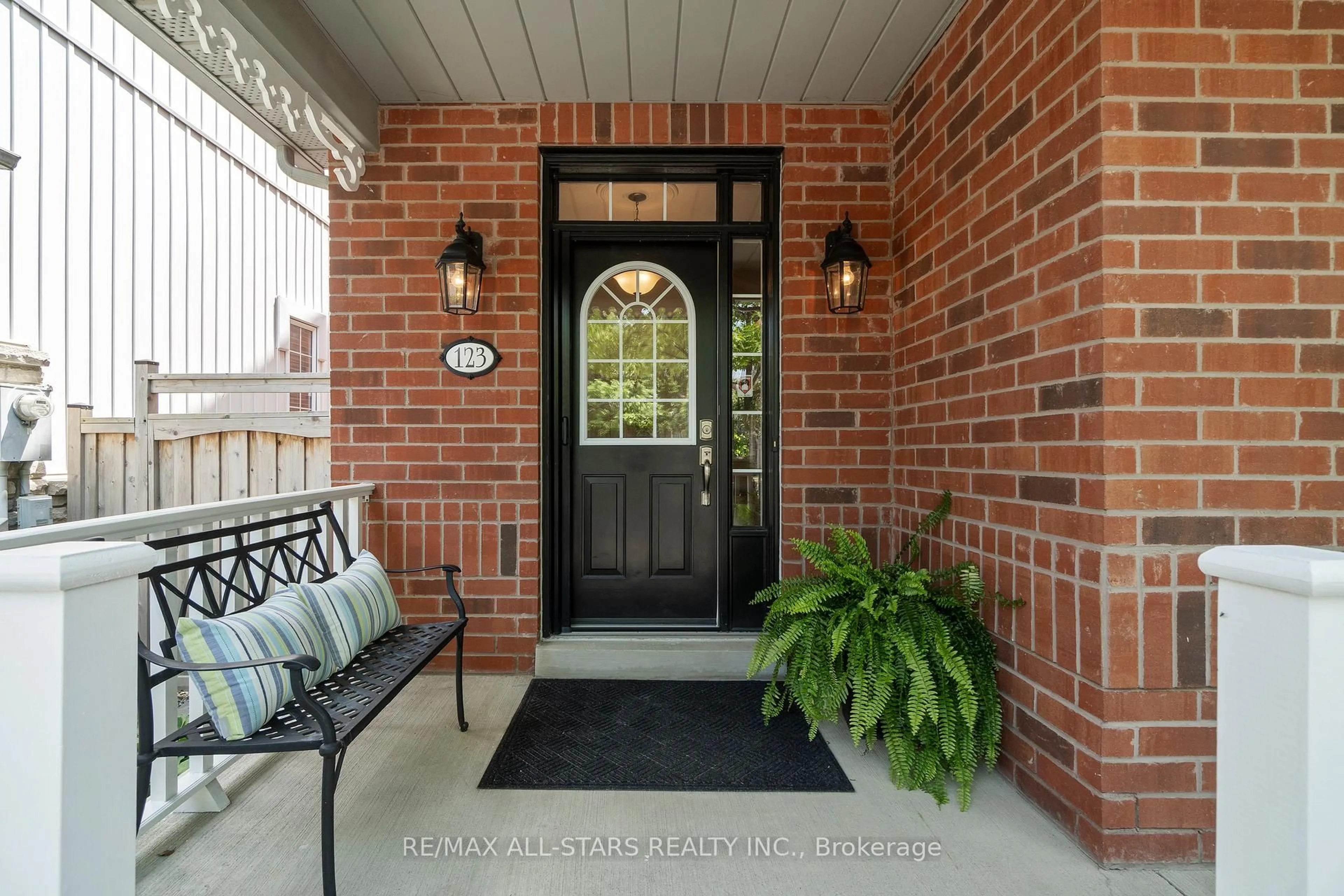 Home with brick exterior material, street for 123 The Fairways, Markham Ontario L6C 2A7