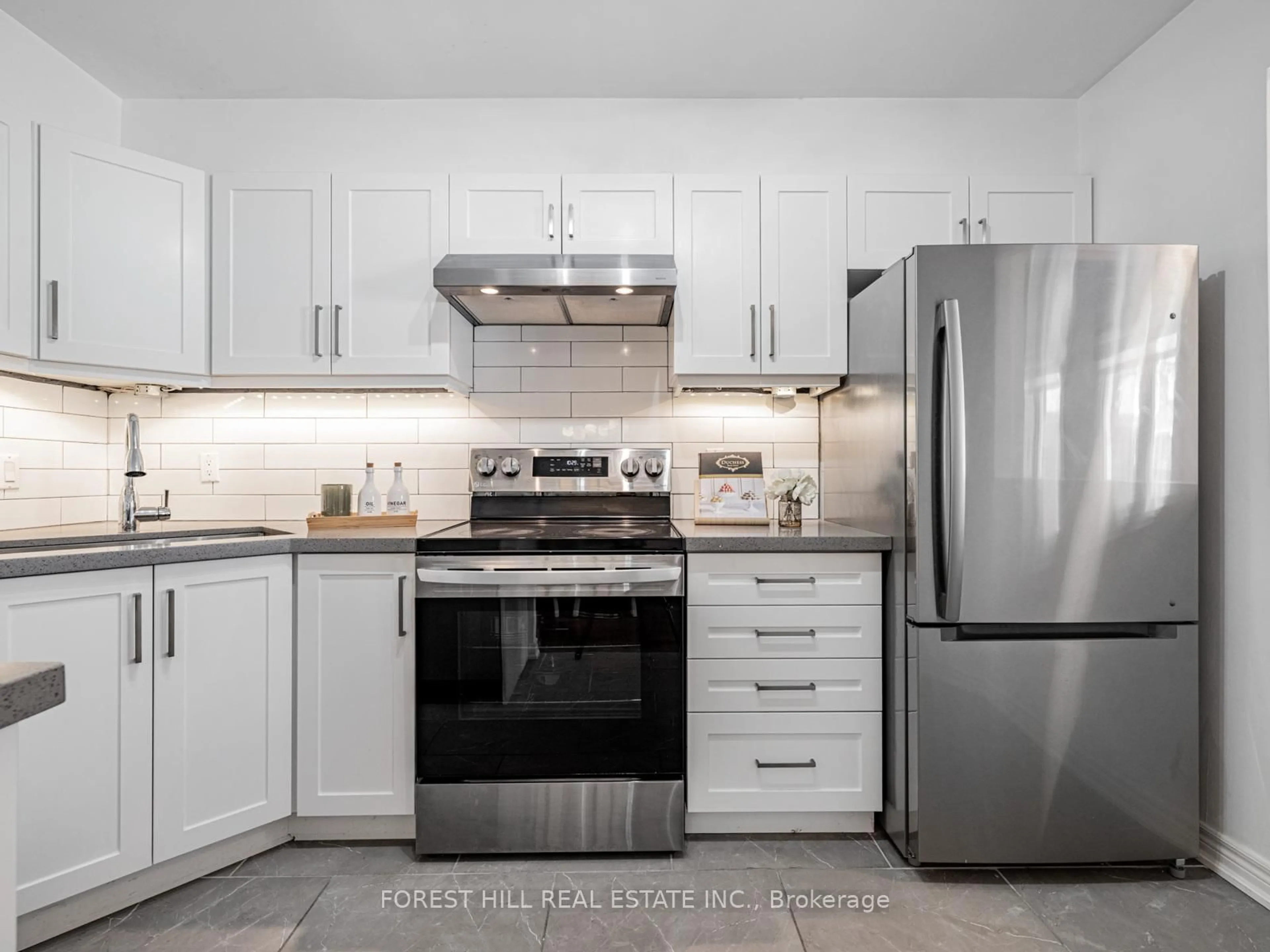 Standard kitchen, ceramic/tile floor for 151 Townsgate Dr #95, Vaughan Ontario L4J 8J7