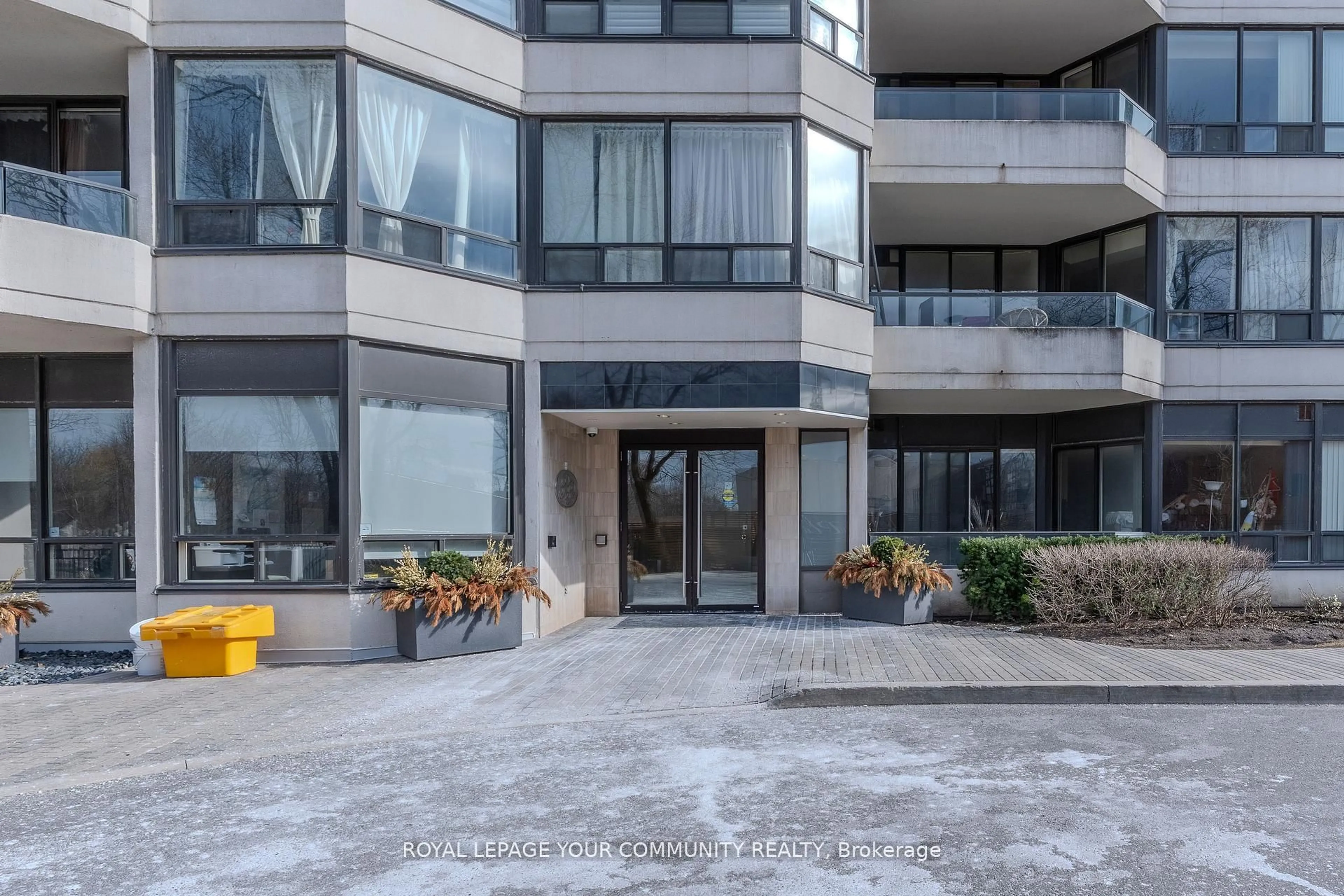 Indoor foyer for 8501 Bayview Ave #1002, Richmond Hill Ontario L4B 3J7