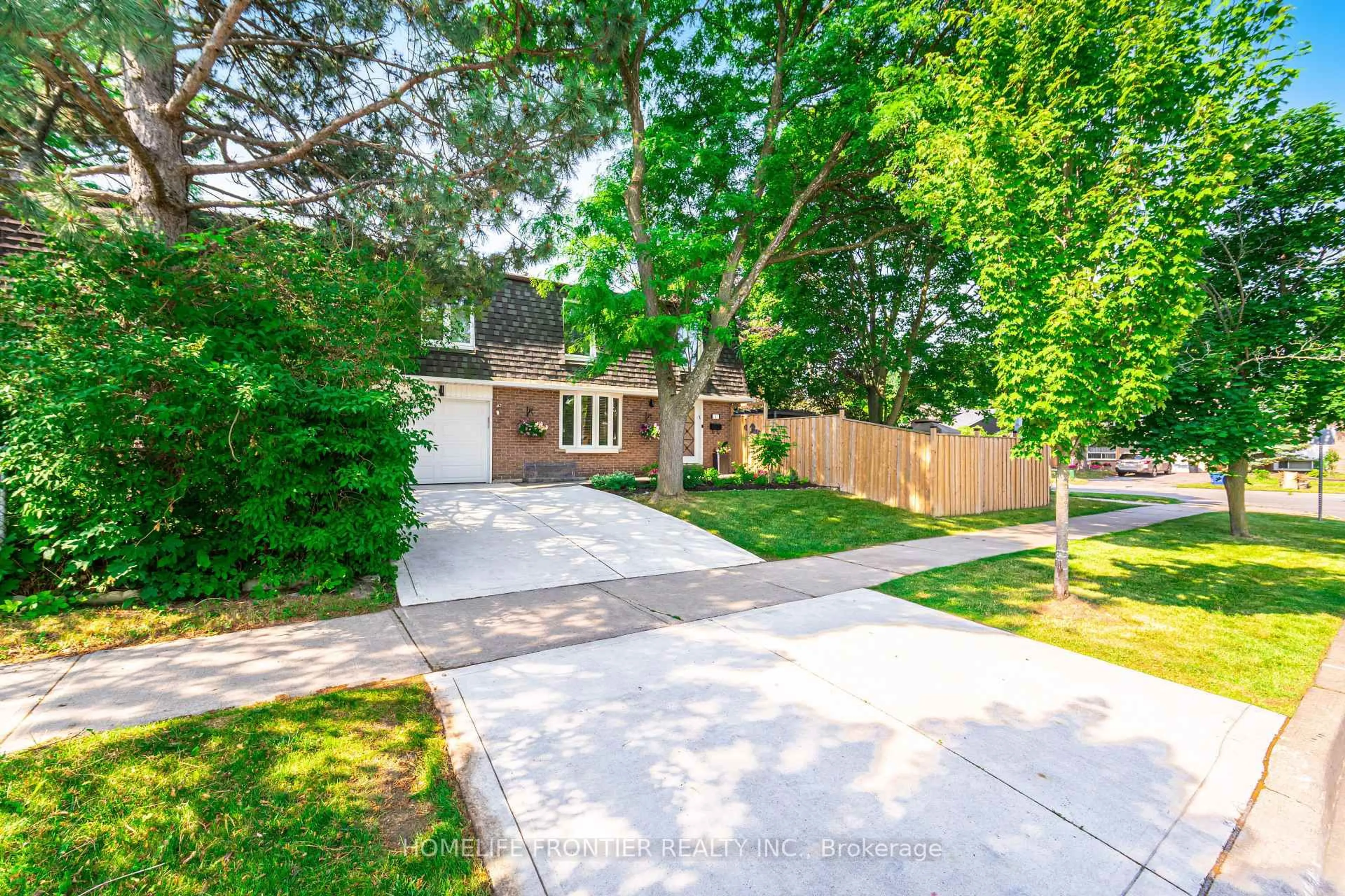 Home with brick exterior material, street for 1 Denava Gate, Richmond Hill Ontario L4C 5E3