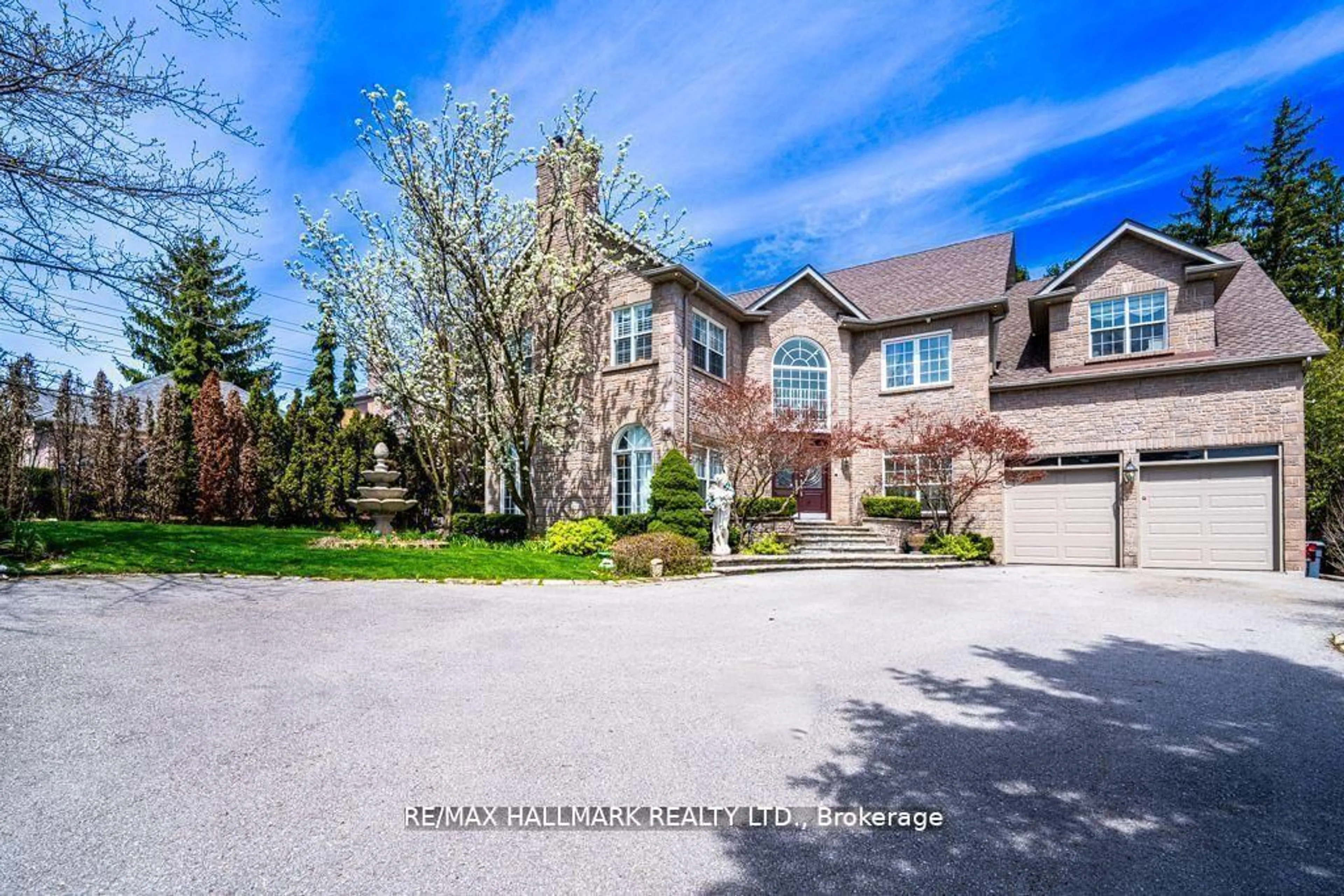 A pic from outside/outdoor area/front of a property/back of a property/a pic from drone, street for 384 Kennedy St, Aurora Ontario L4G 5M6