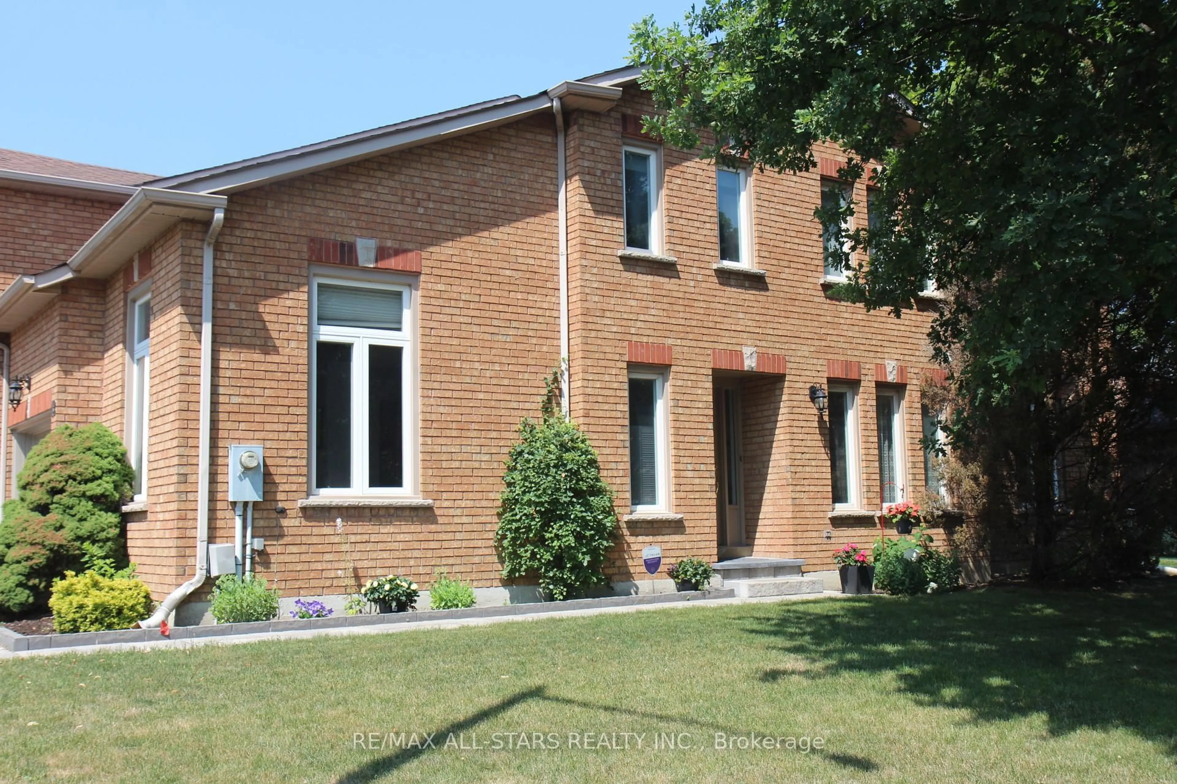 Home with brick exterior material, street for 42 Oldhill St, Richmond Hill Ontario L4C 9T9