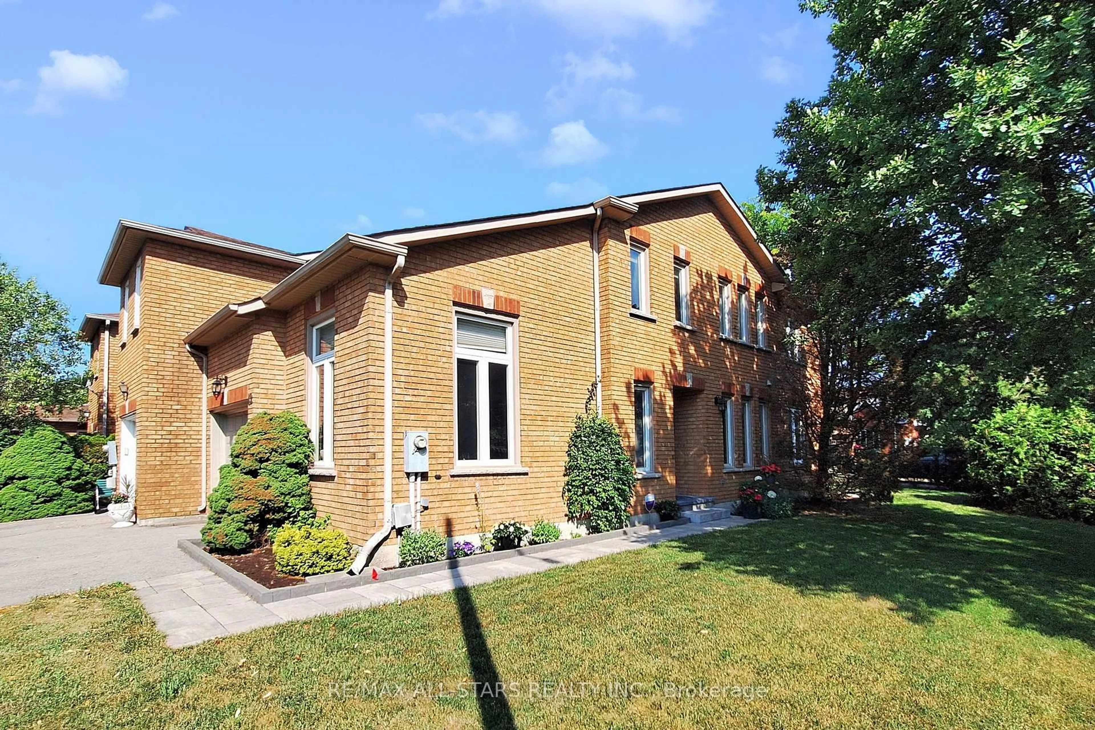 Home with brick exterior material, street for 42 Oldhill St, Richmond Hill Ontario L4C 9T9