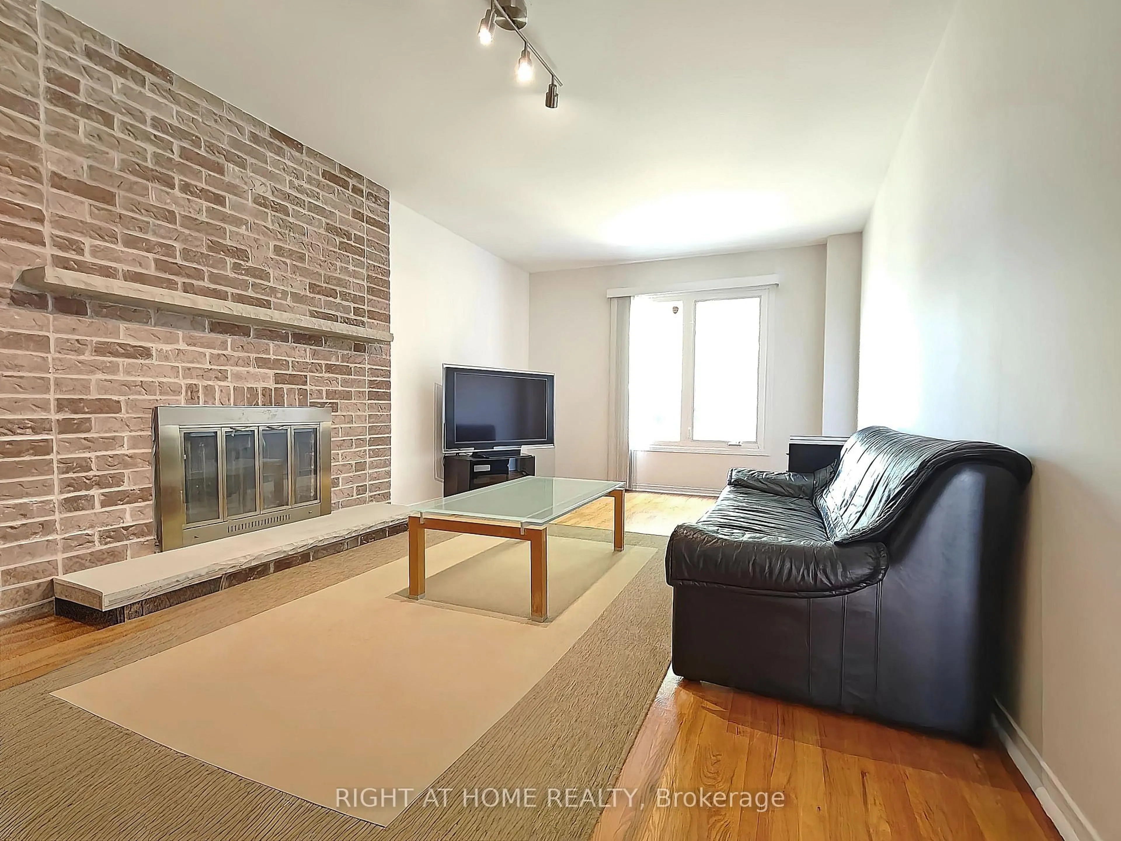 Living room with furniture, unknown for 116 Cooperage Cres, Richmond Hill Ontario L4C 9L8