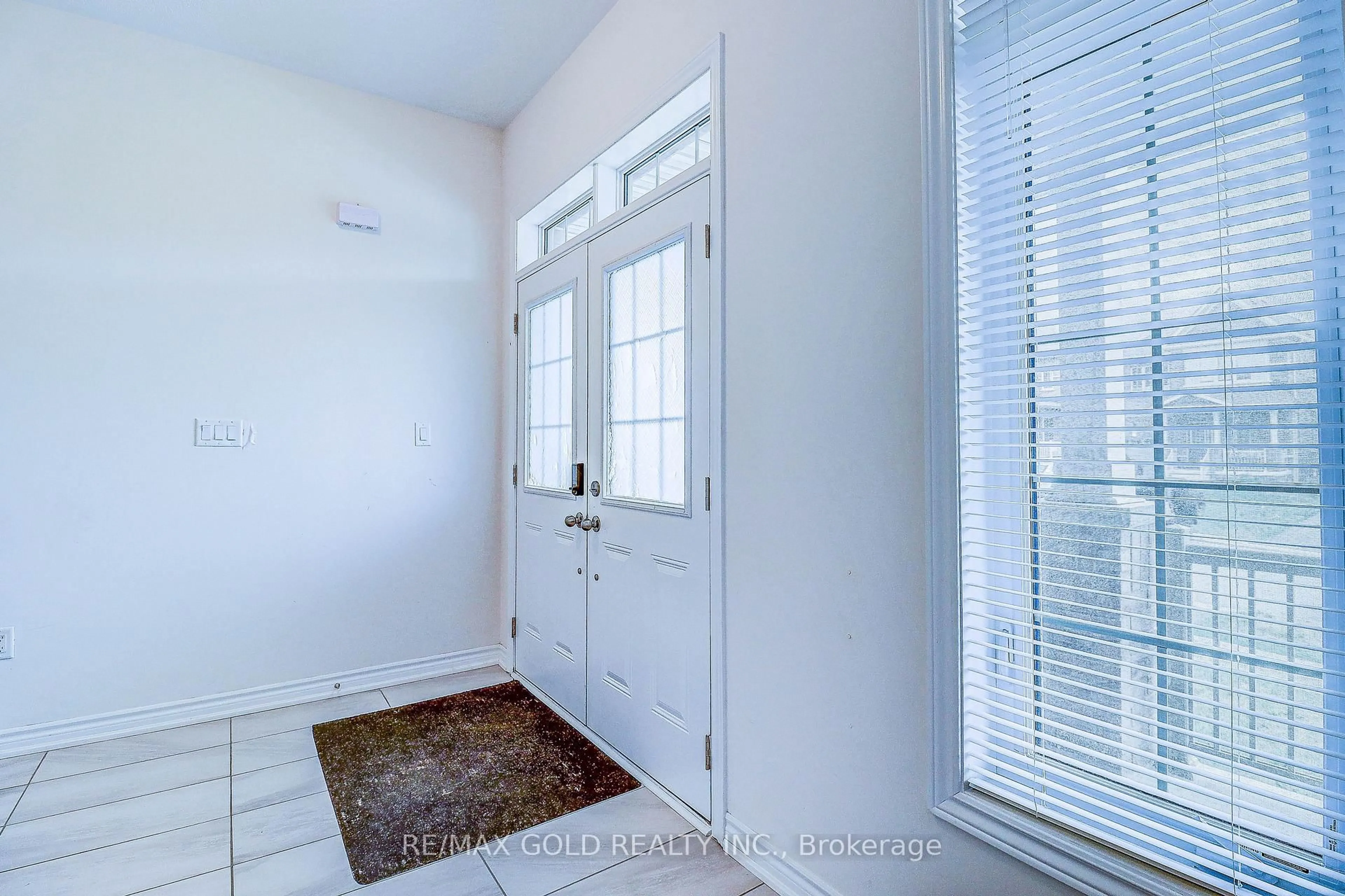 Indoor entryway for 2176 Lozenby St, Innisfil Ontario L9S 0M9