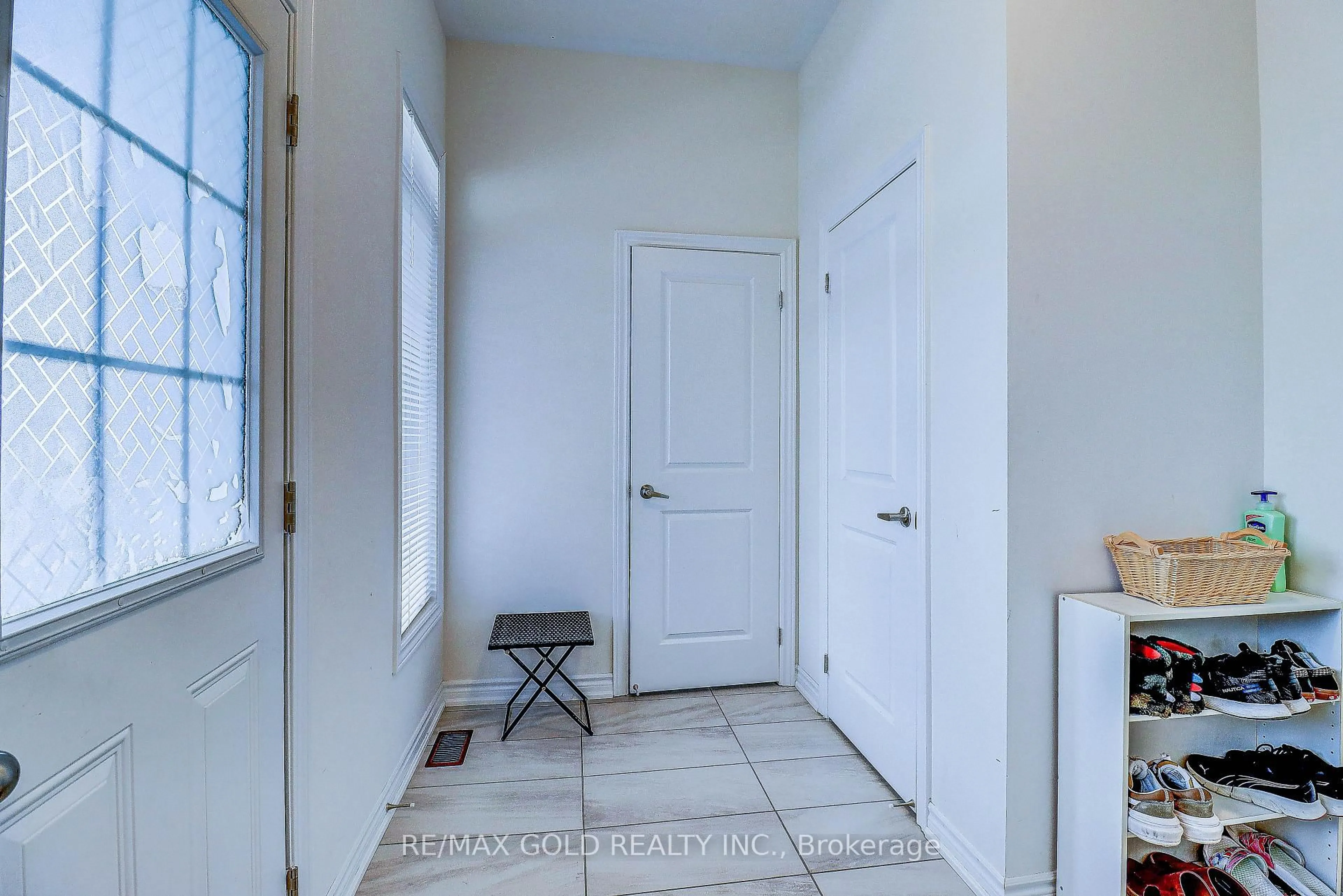 Indoor entryway for 2176 Lozenby St, Innisfil Ontario L9S 0M9