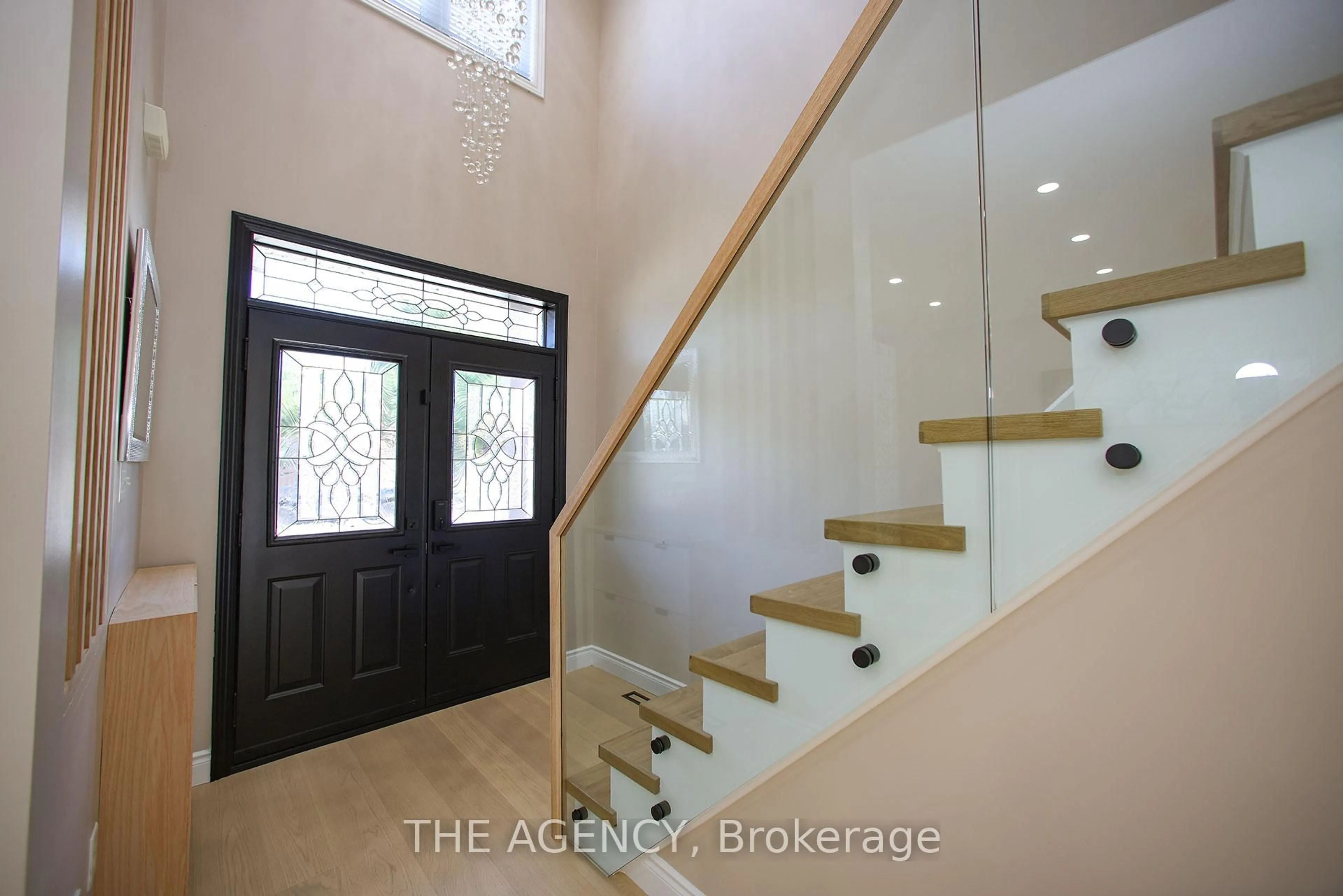 Indoor foyer for 88 Glendower Cres, Georgina Ontario L4P 0A1