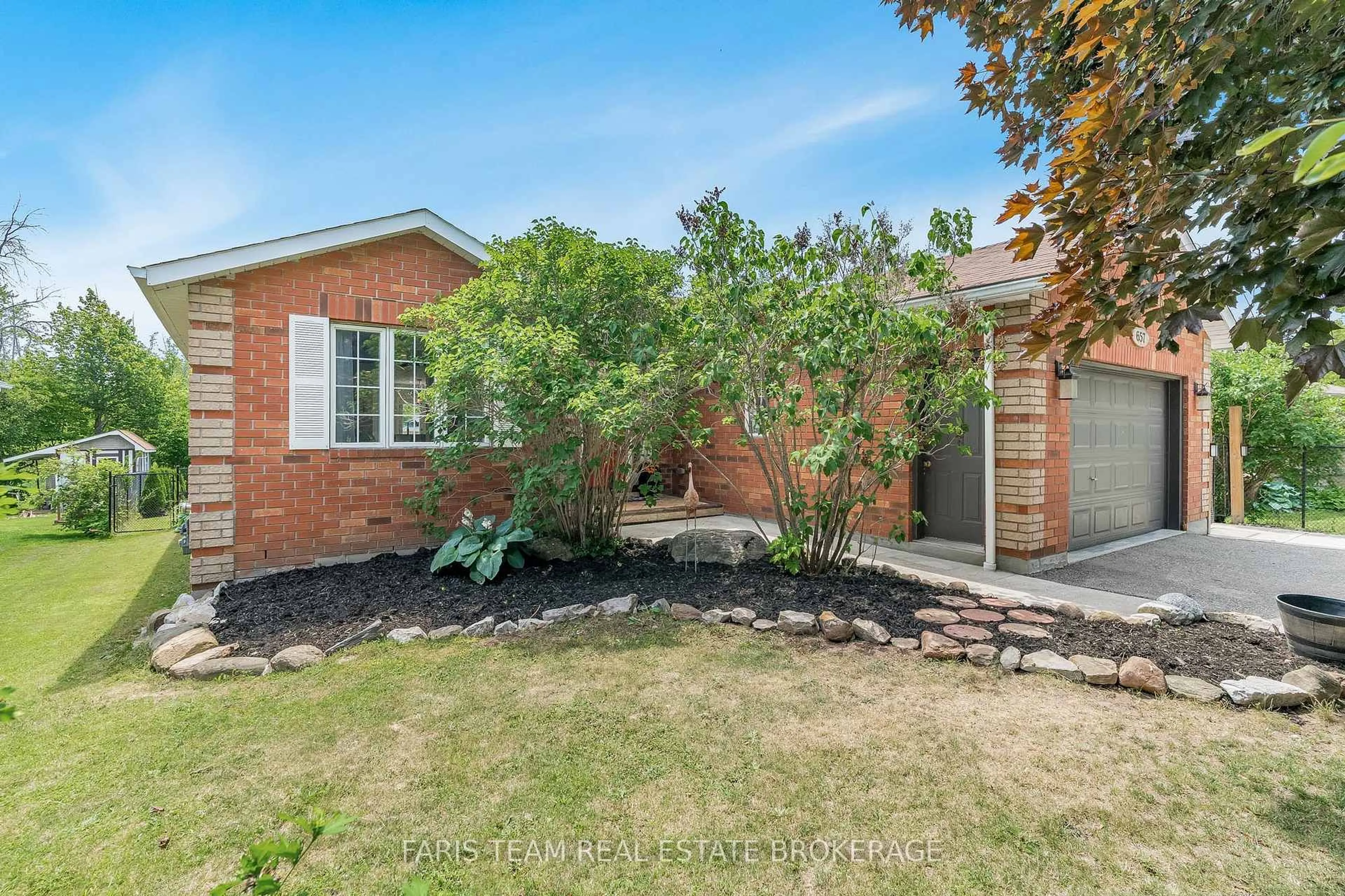 A pic from outside/outdoor area/front of a property/back of a property/a pic from drone, street for 657 Burton Dr, Innisfil Ontario L9S 2H6