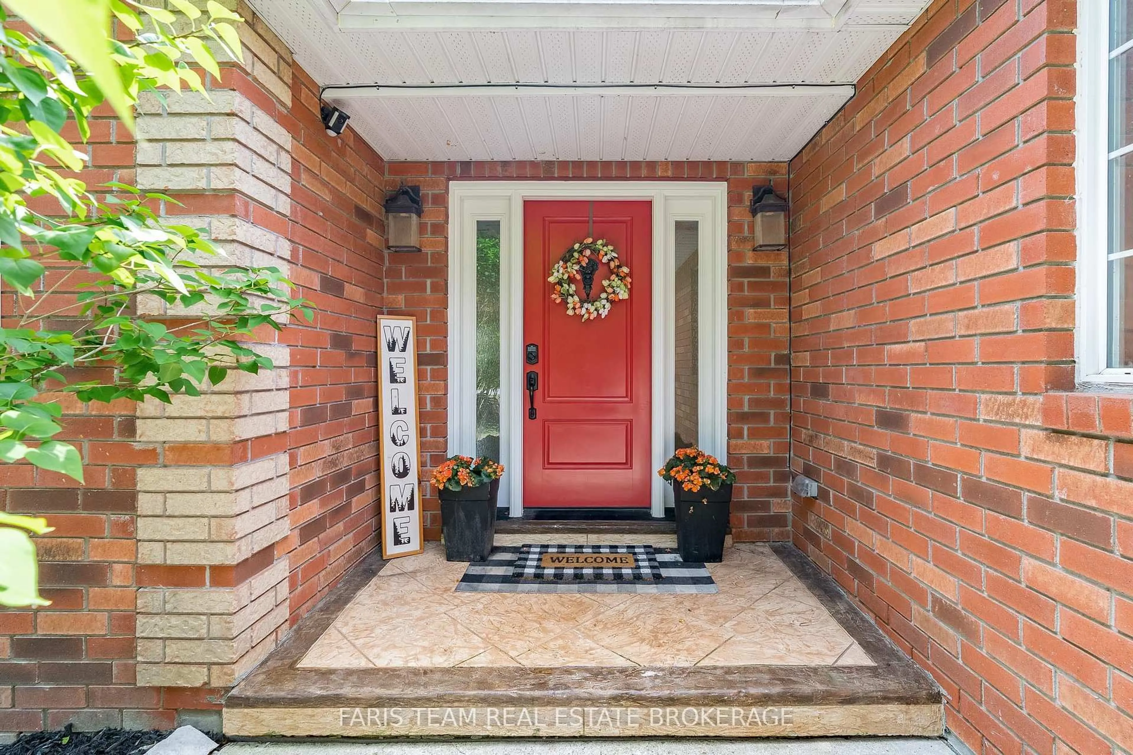 Indoor entryway for 657 Burton Dr, Innisfil Ontario L9S 2H6