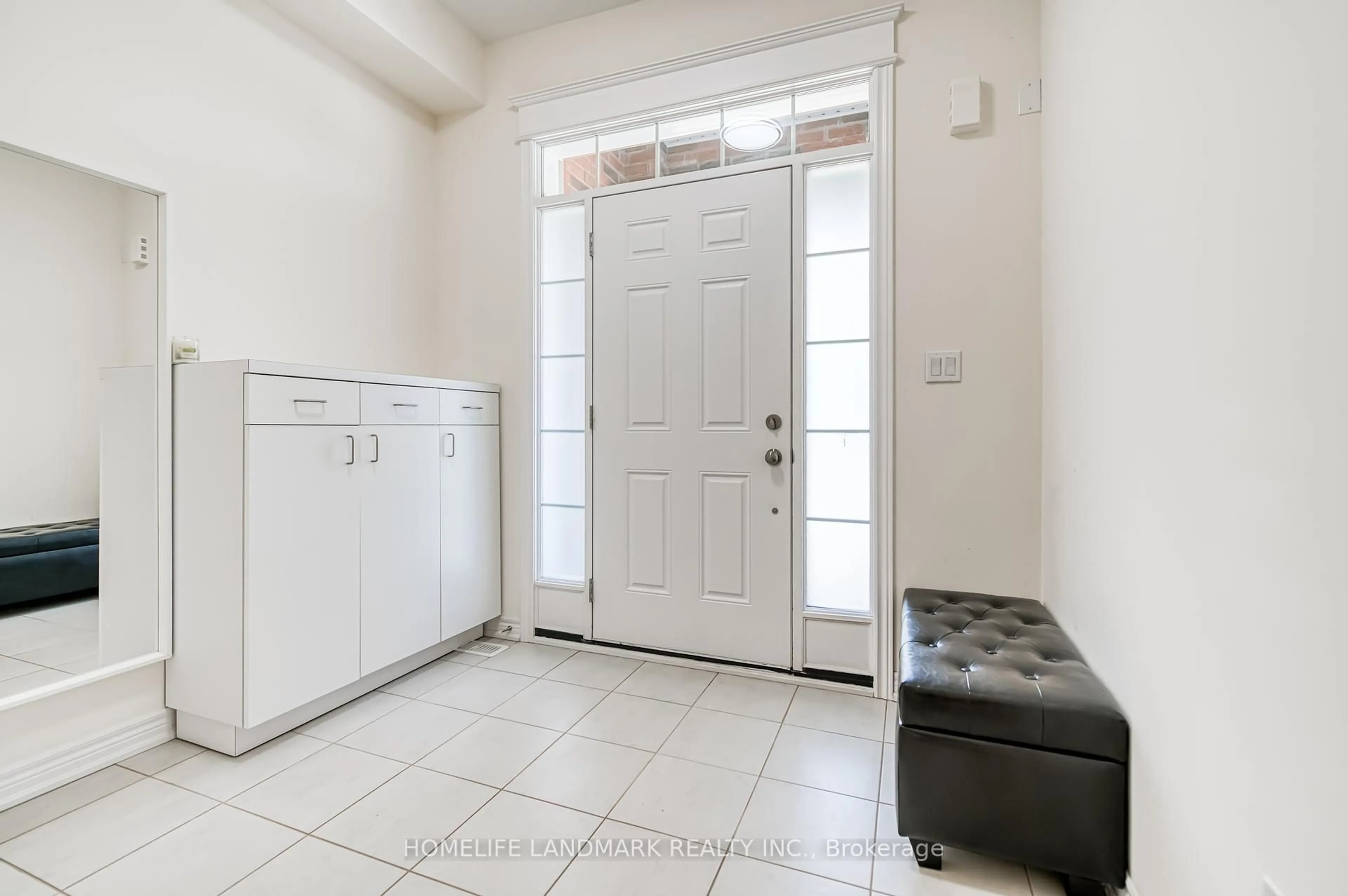 Indoor entryway for 33 Thornapple Lane, Richmond Hill Ontario L4E 1E7